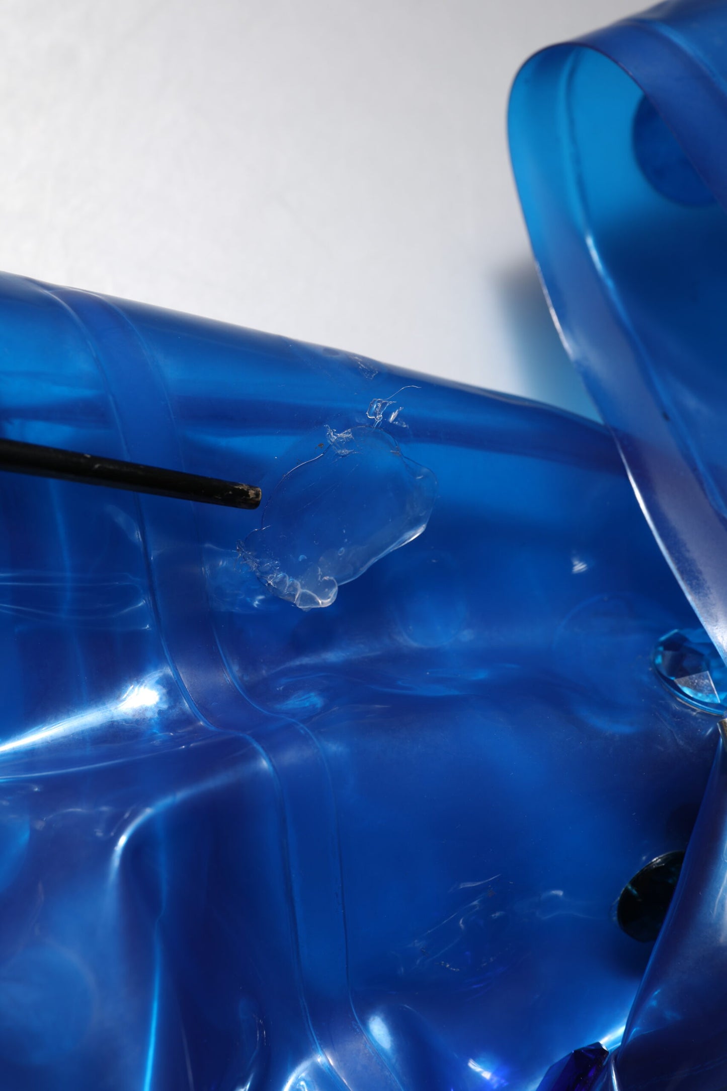 Dolce &amp; Gabbana – Blaue Regenjacke mit Kapuze und Kristallen