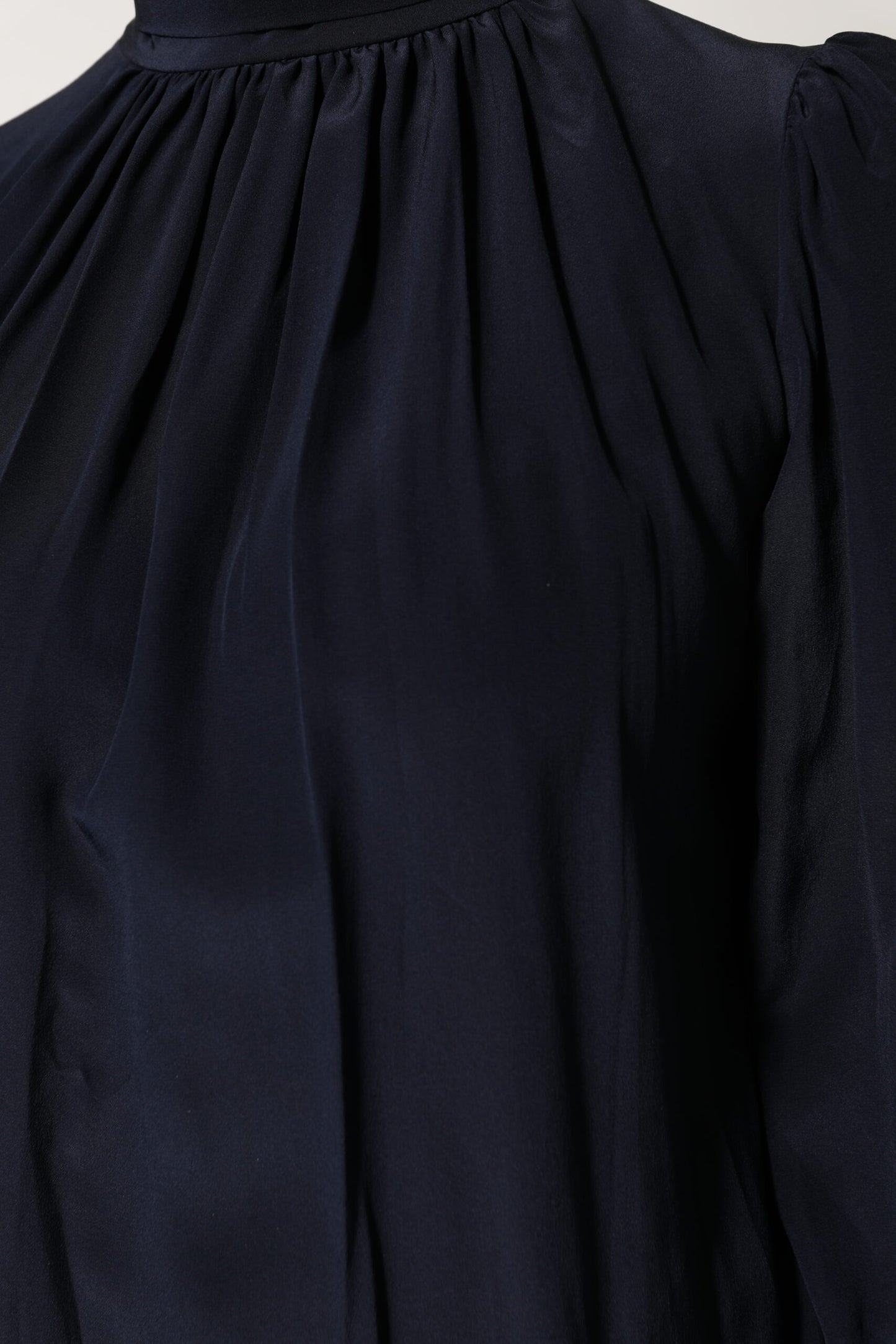 Dolce &amp; Gabbana – Blusentop aus blauer Seide mit Stehkragen und langen Ärmeln