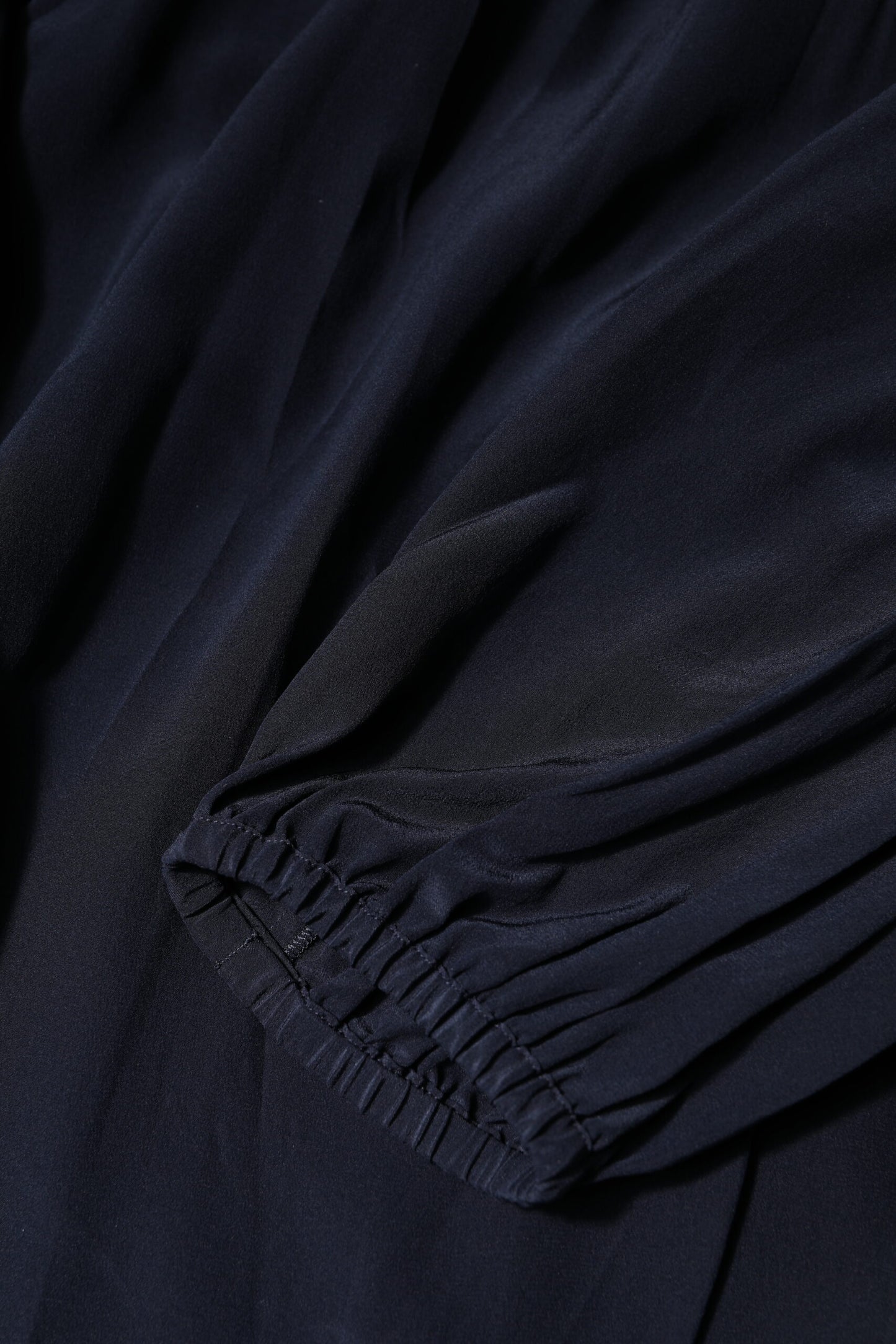 Dolce &amp; Gabbana – Blusentop aus blauer Seide mit Stehkragen und langen Ärmeln