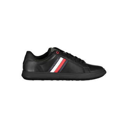 Tommy Hilfiger – Schicke schwarze Sneakers mit ikonischen Kontrastdetails