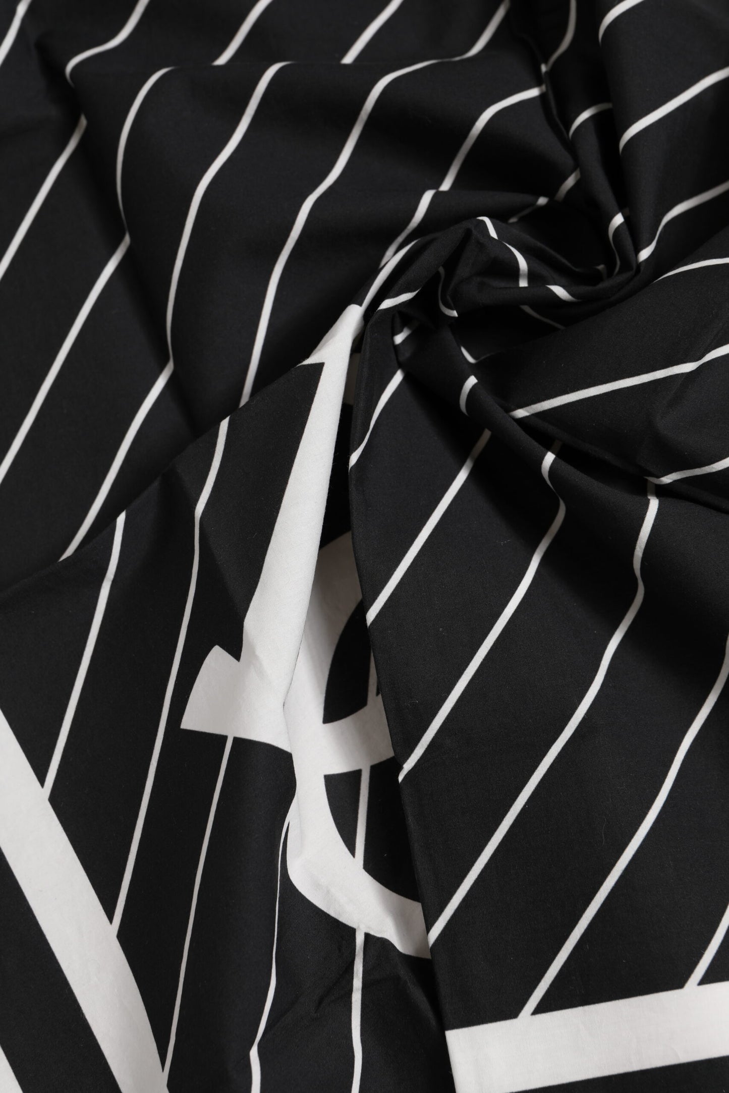 Dolce &amp; Gabbana Schwarz-Weiß DG Logo Square Herren Foulard Schal