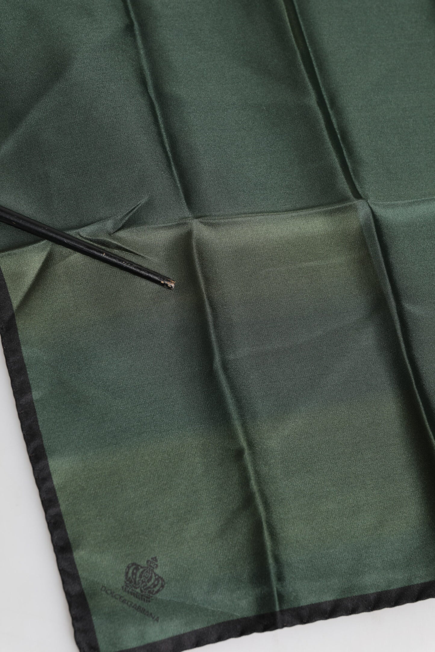 Dolce &amp; Gabbana Grüner quadratischer Foulard aus Seide mit DG-Krone für Herren