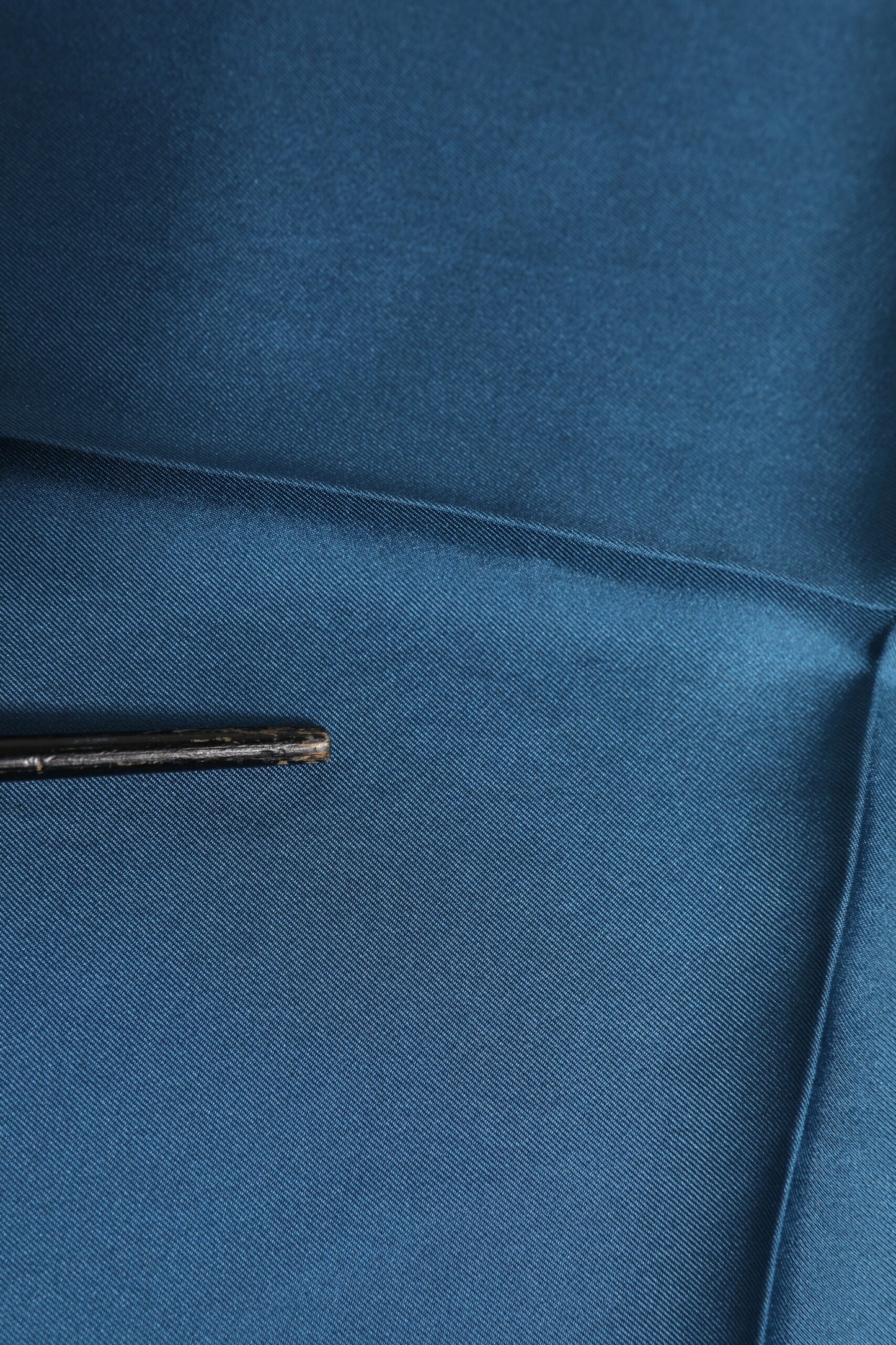 Dolce &amp; Gabbana Blauer quadratischer Foulard aus Seide mit DG-Krone für Herren