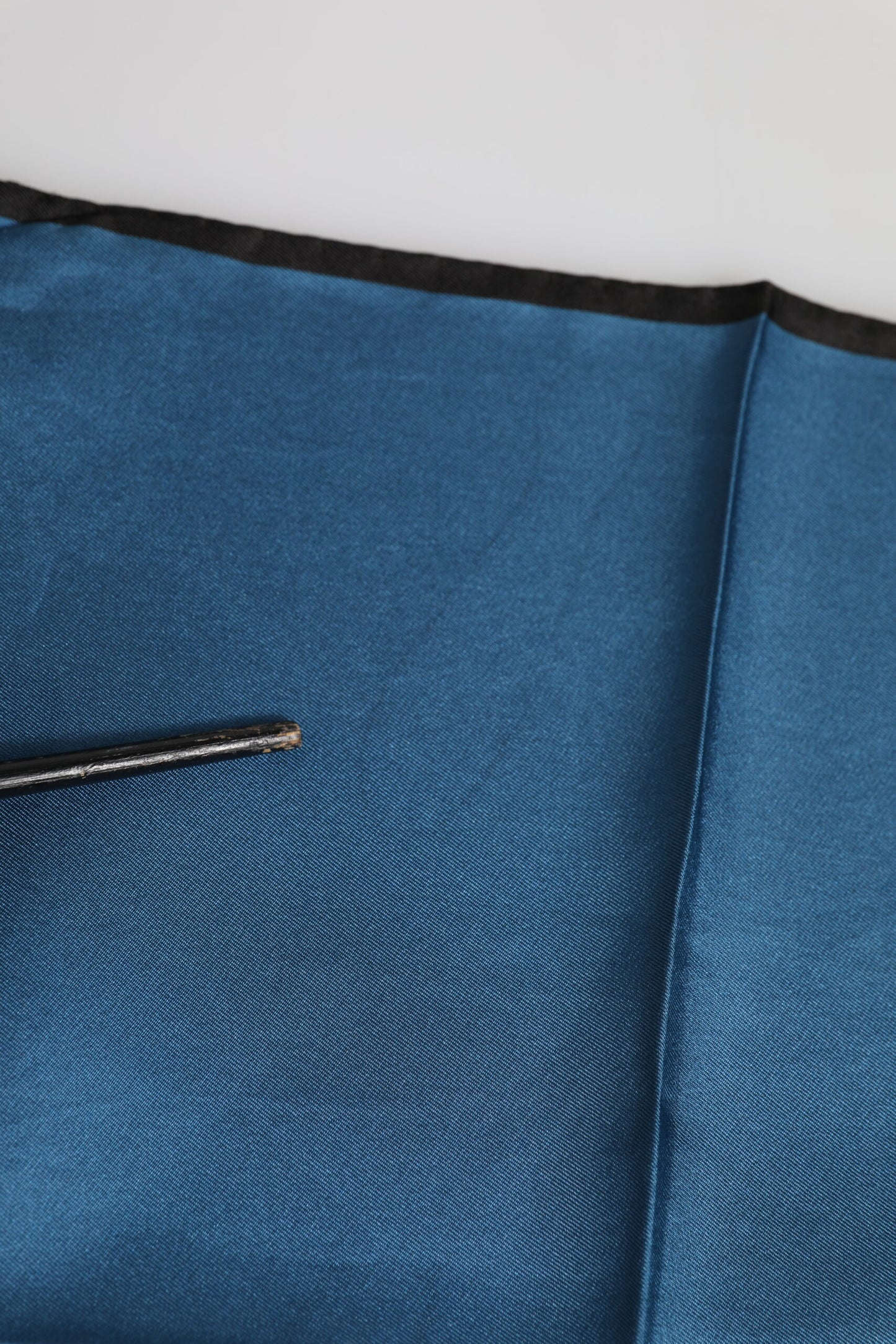 Dolce &amp; Gabbana Blauer quadratischer Foulard aus Seide mit DG-Krone für Herren