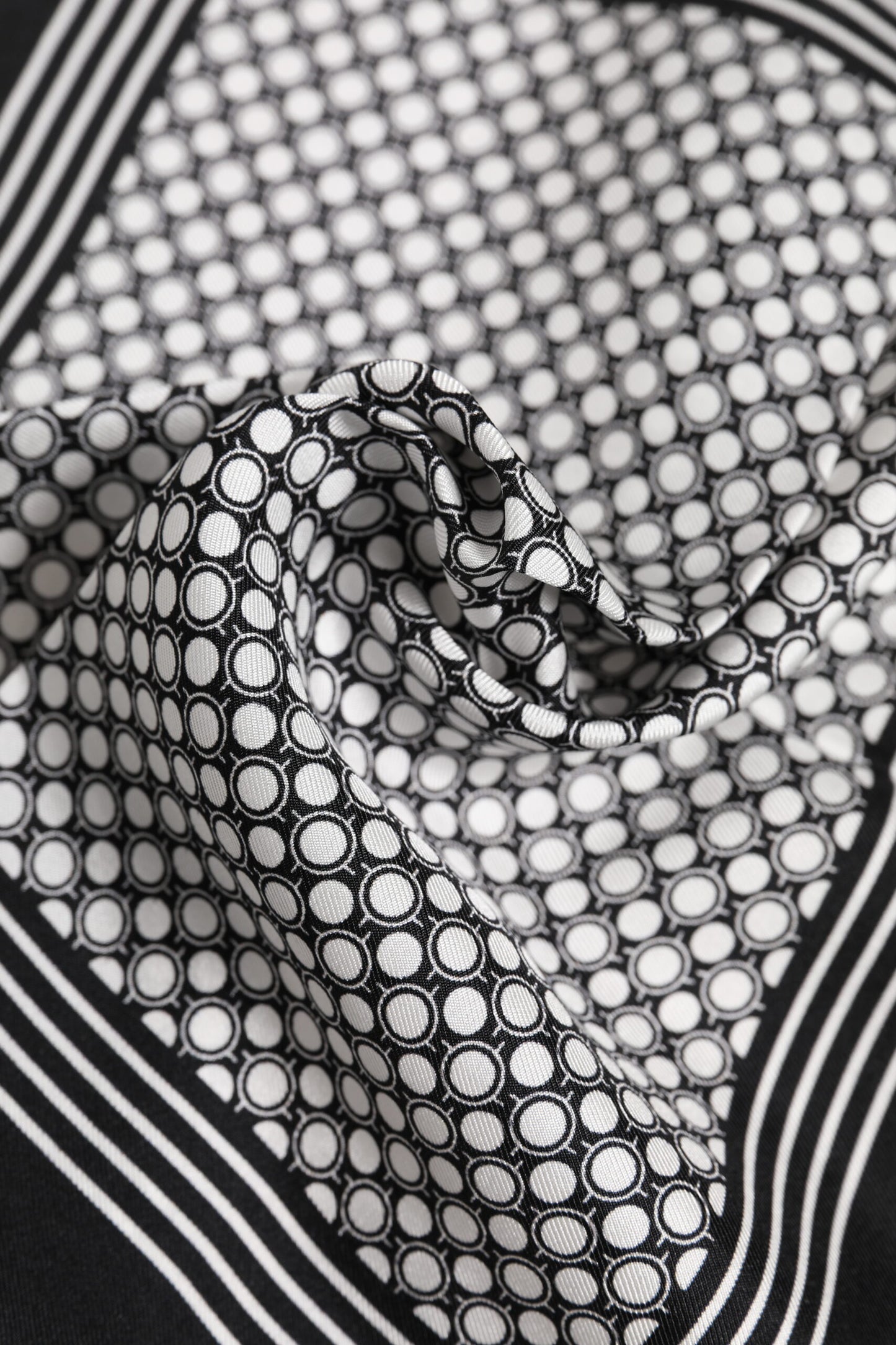 Dolce &amp; Gabbana Schwarz-Weiß gemusterter quadratischer Herren-Foulardschal