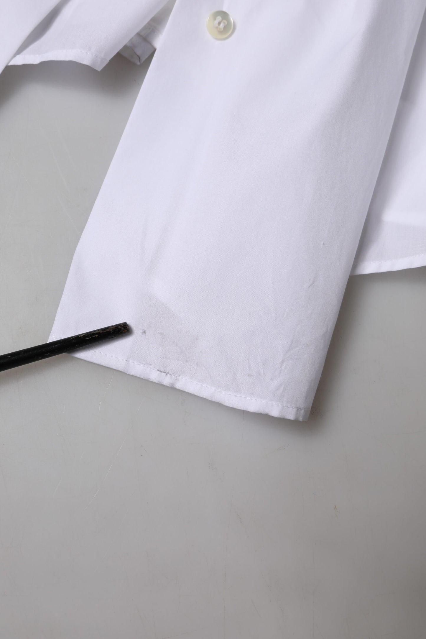 بلوزة دولتشي آند غابانا بيضاء من القطن بأكمام قصيرة وياقة