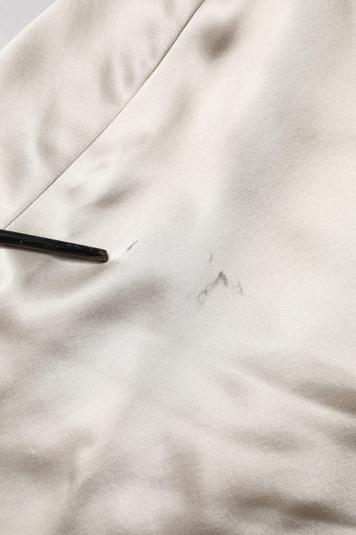 بلوزة دولتشي آند غابانا من الحرير الساتان باللون البيج بأكمام طويلة وياقة