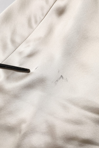 بلوزة دولتشي آند غابانا من الحرير الساتان باللون البيج بأكمام طويلة وياقة