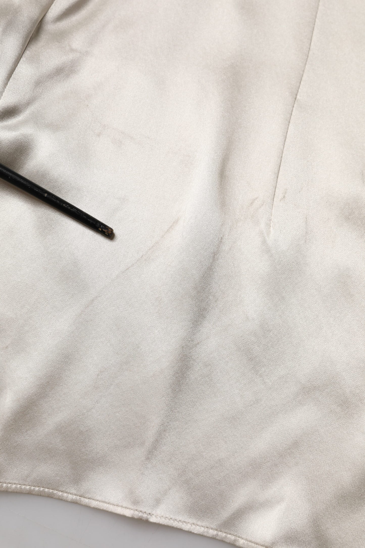 بلوزة دولتشي آند غابانا من الحرير الساتان باللون البيج بأكمام طويلة وياقة