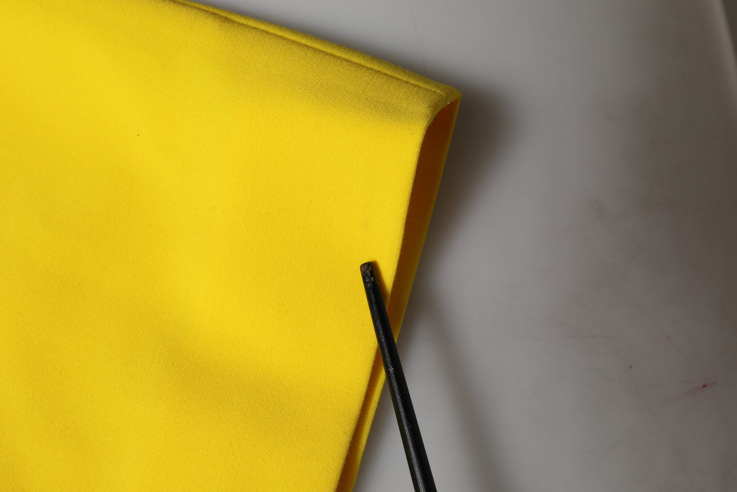 Dolce &amp; Gabbana – Ärmelloses Midi-Etuikleid aus Polyester in Gelb