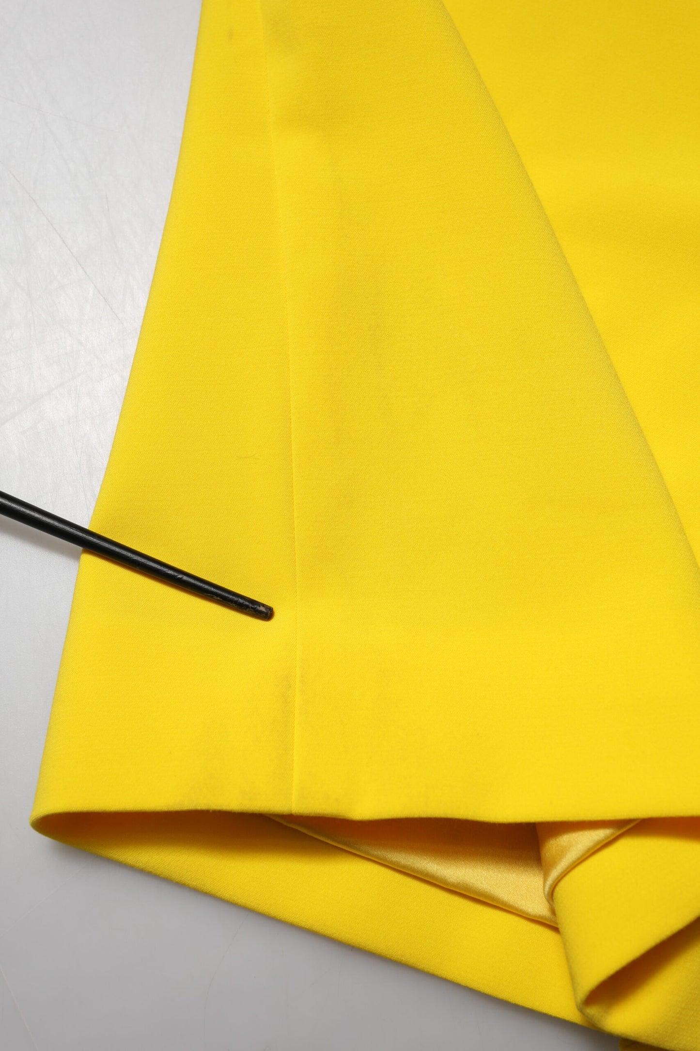 Dolce &amp; Gabbana – Ärmelloses Midi-Etuikleid aus Polyester in Gelb