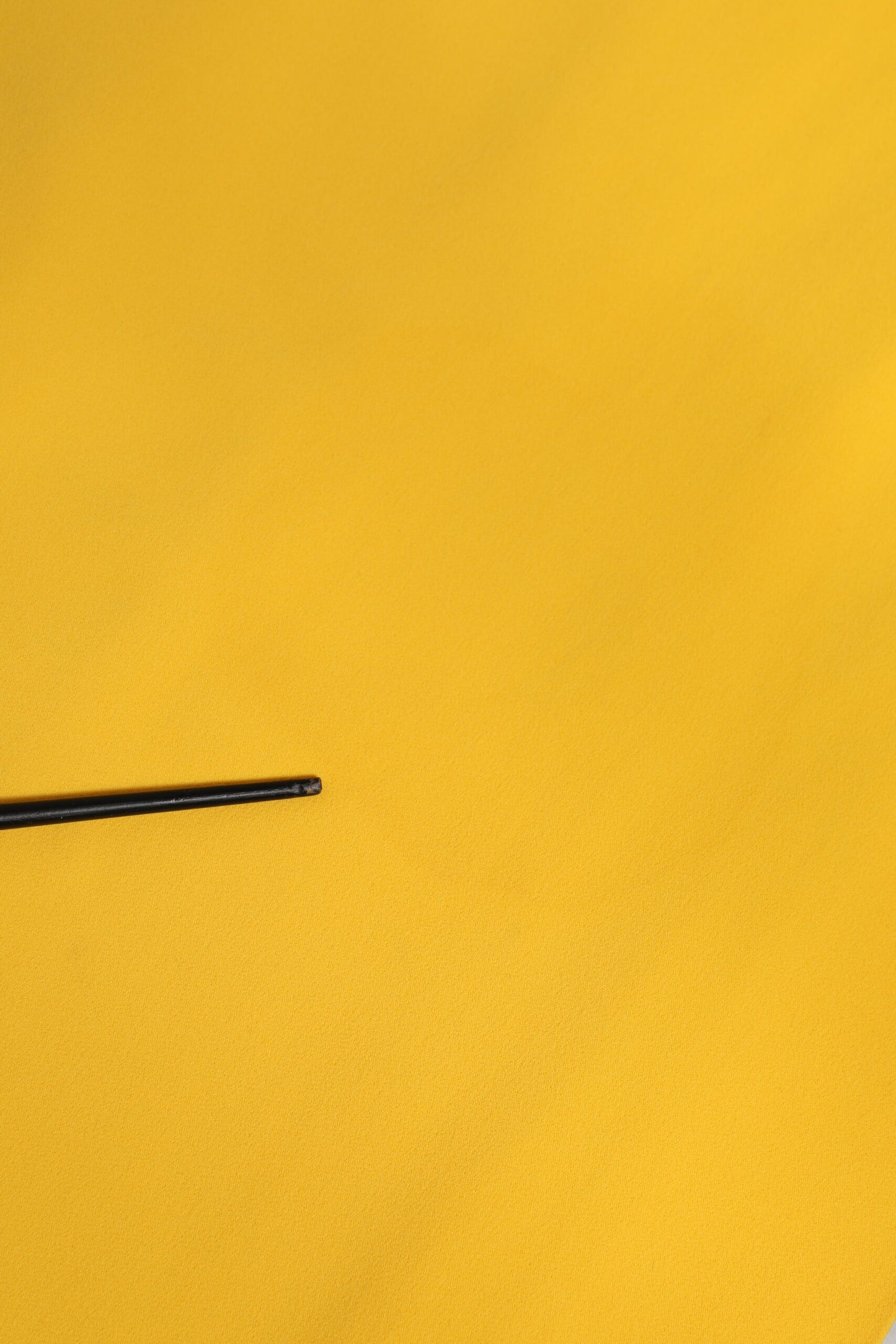 Dolce &amp; Gabbana – Gelbes Midi-Etuikleid mit One-Shoulder-Träger und Schlitz