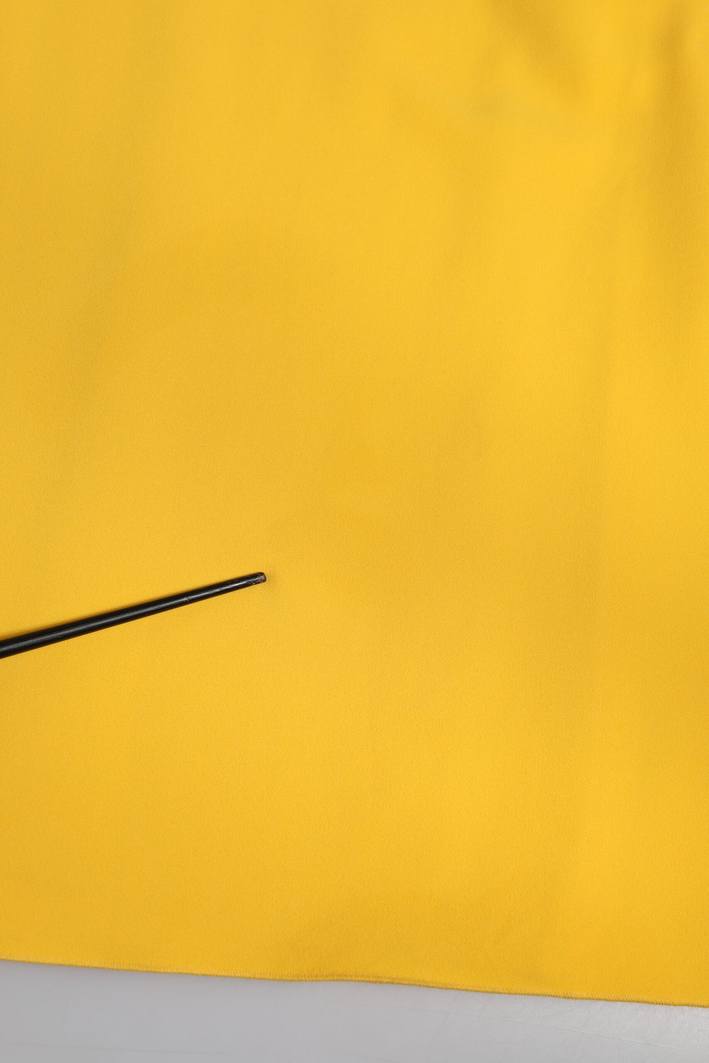 Dolce &amp; Gabbana – Gelbes Etuikleid mit One-Shoulder-Träger und seitlichem Schlitz