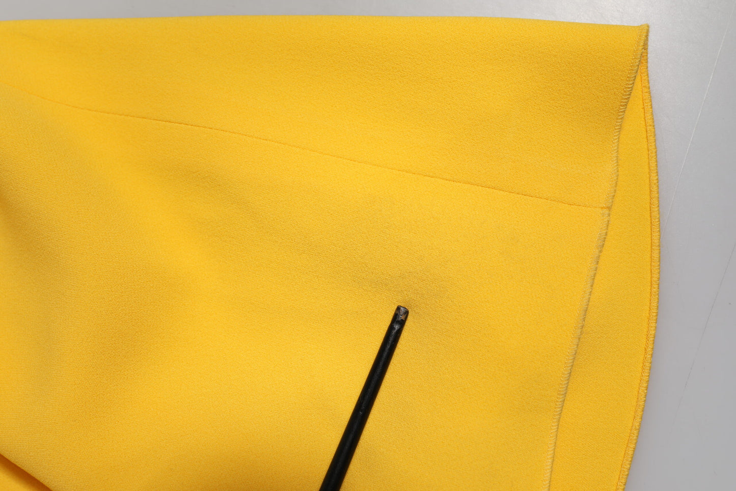 Dolce &amp; Gabbana – Gelbes Etuikleid mit One-Shoulder-Träger und seitlichem Schlitz