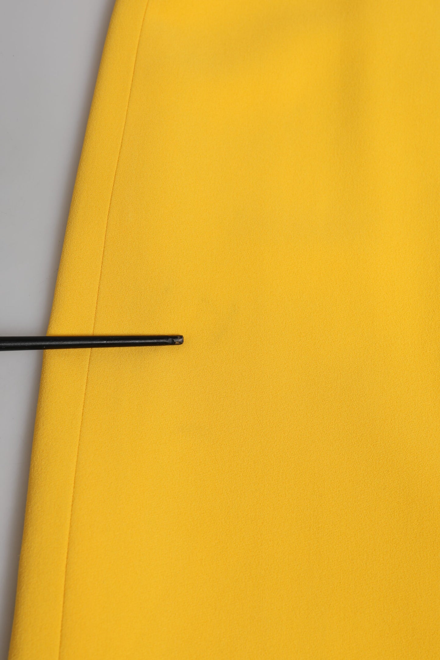 Dolce &amp; Gabbana – Gelbes Etuikleid mit One-Shoulder-Träger und seitlichem Schlitz