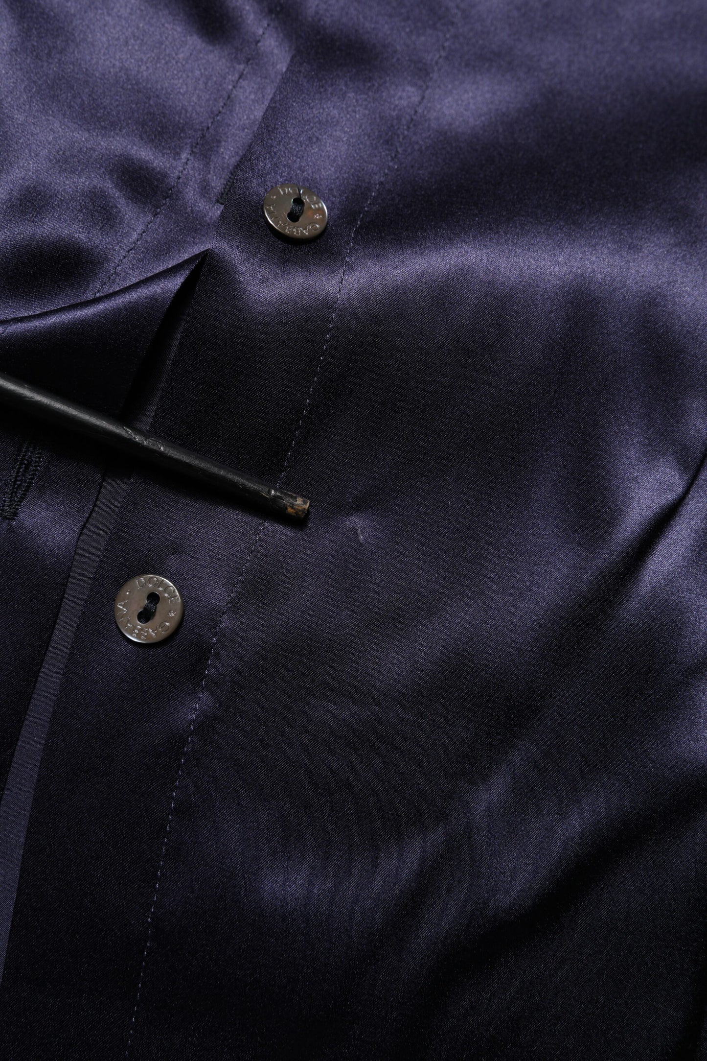 Dolce &amp; Gabbana – Blusentop aus Seide mit Ascot-Kragen in Dunkelviolett