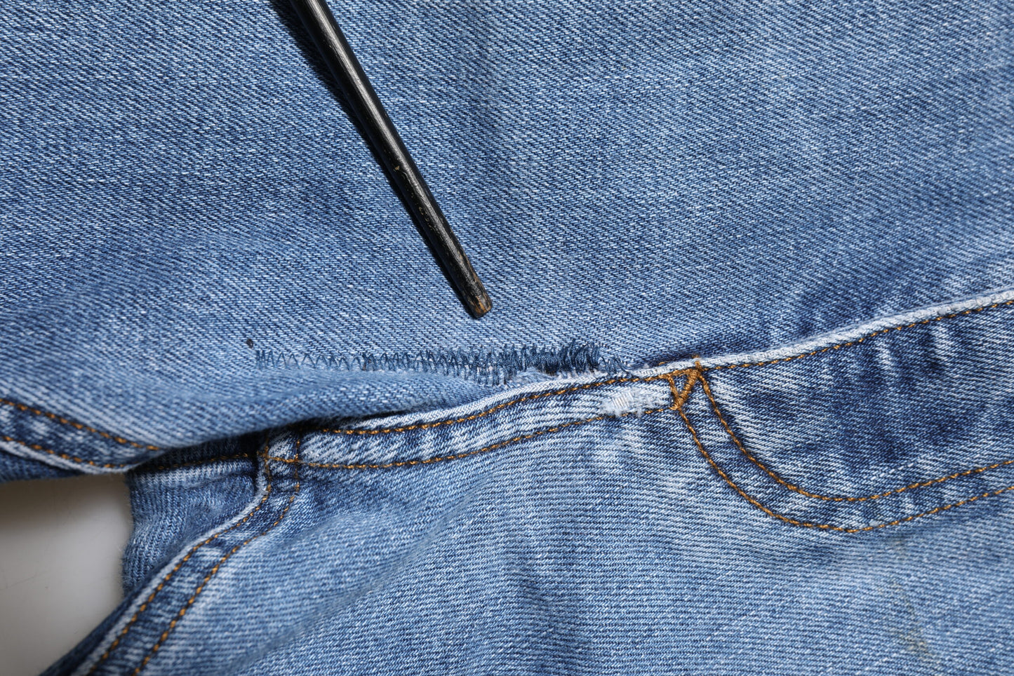 بنطلون جينز دولتشي آند غابانا أزرق مغسول وممزق بشعار دولتشي آند غابانا