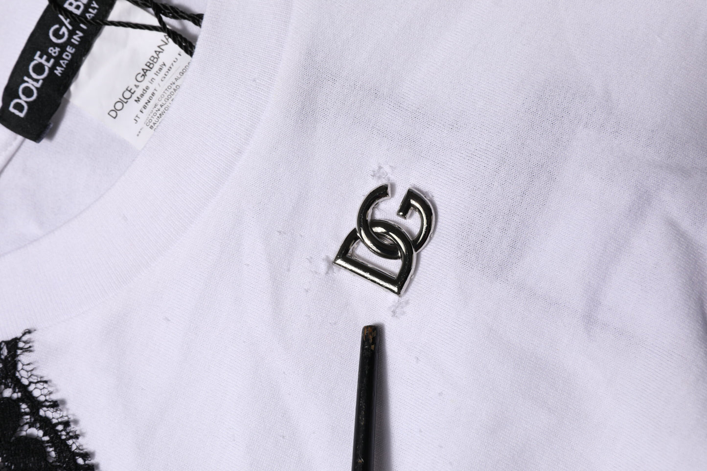 Dolce &amp; Gabbana – Weißes T-Shirt mit floraler Spitze und DG-Details