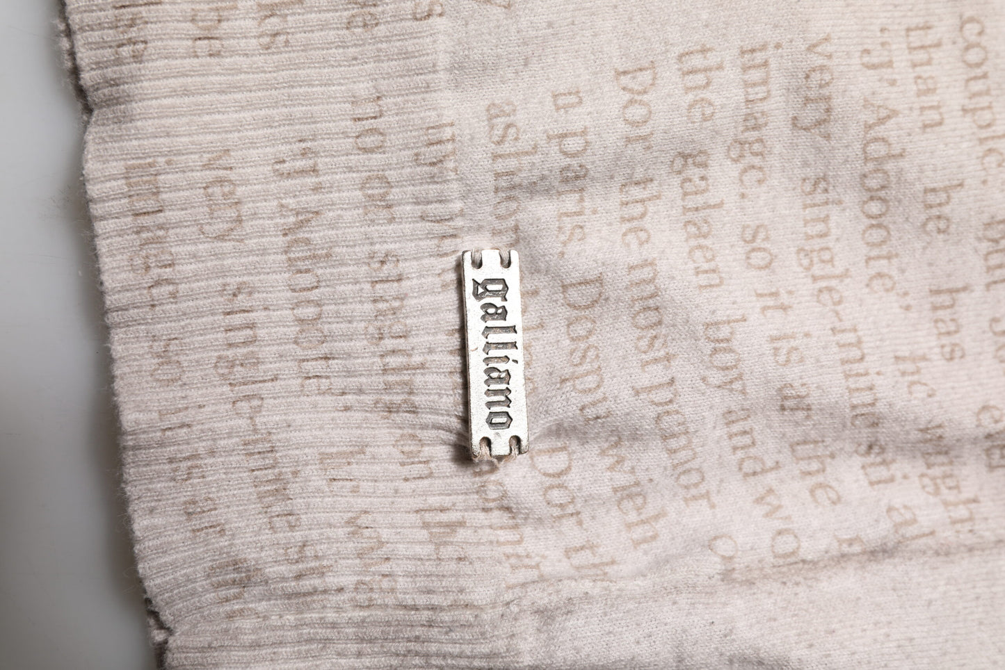 John Galliano Beige bedruckter Rundhalspullover mit langen Ärmeln für Herren