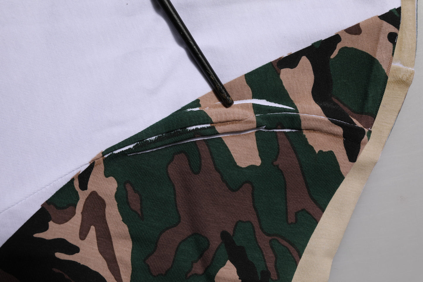 Dolce &amp; Gabbana Weißes Camouflage-T-Shirt aus Baumwolle für Herren mit Rundhalsausschnitt