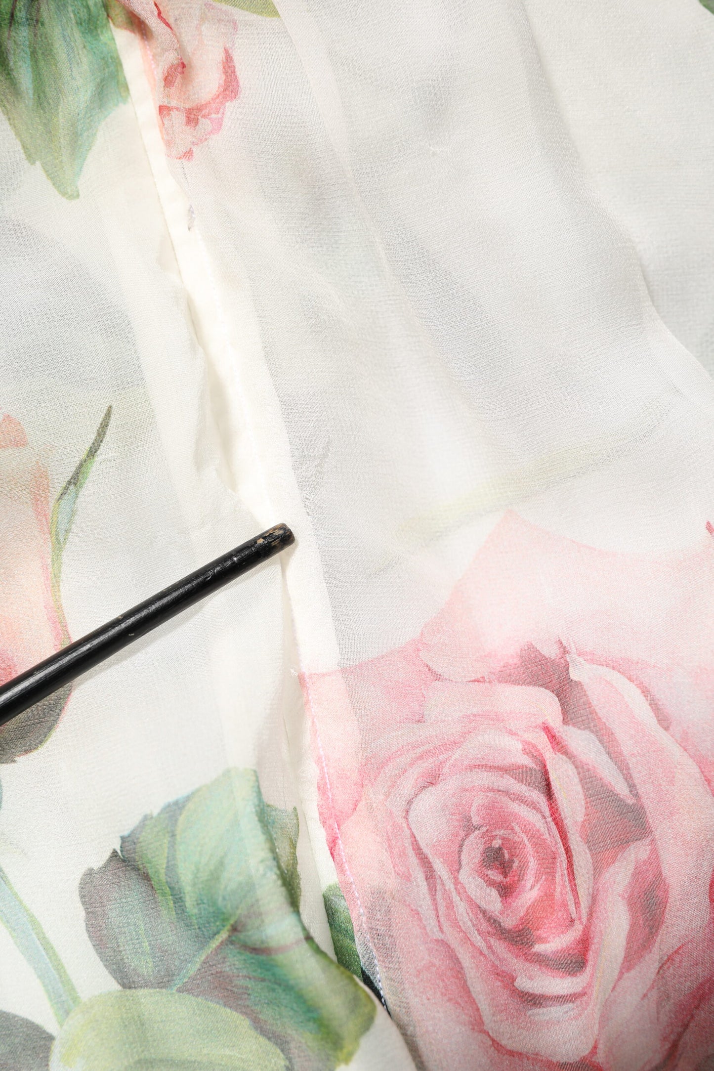 Dolce &amp; Gabbana – Langes Maxikleid aus Seide mit Blumenmuster und Rosen in Weiß