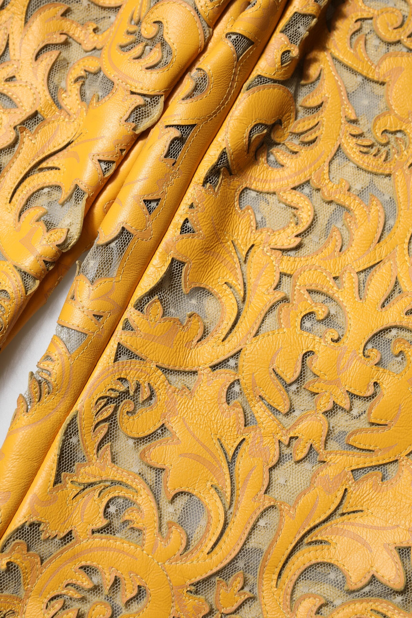 Dolce &amp; Gabbana – Caprihose mit mittelhoher Taille und Blumenspitze in Gelb