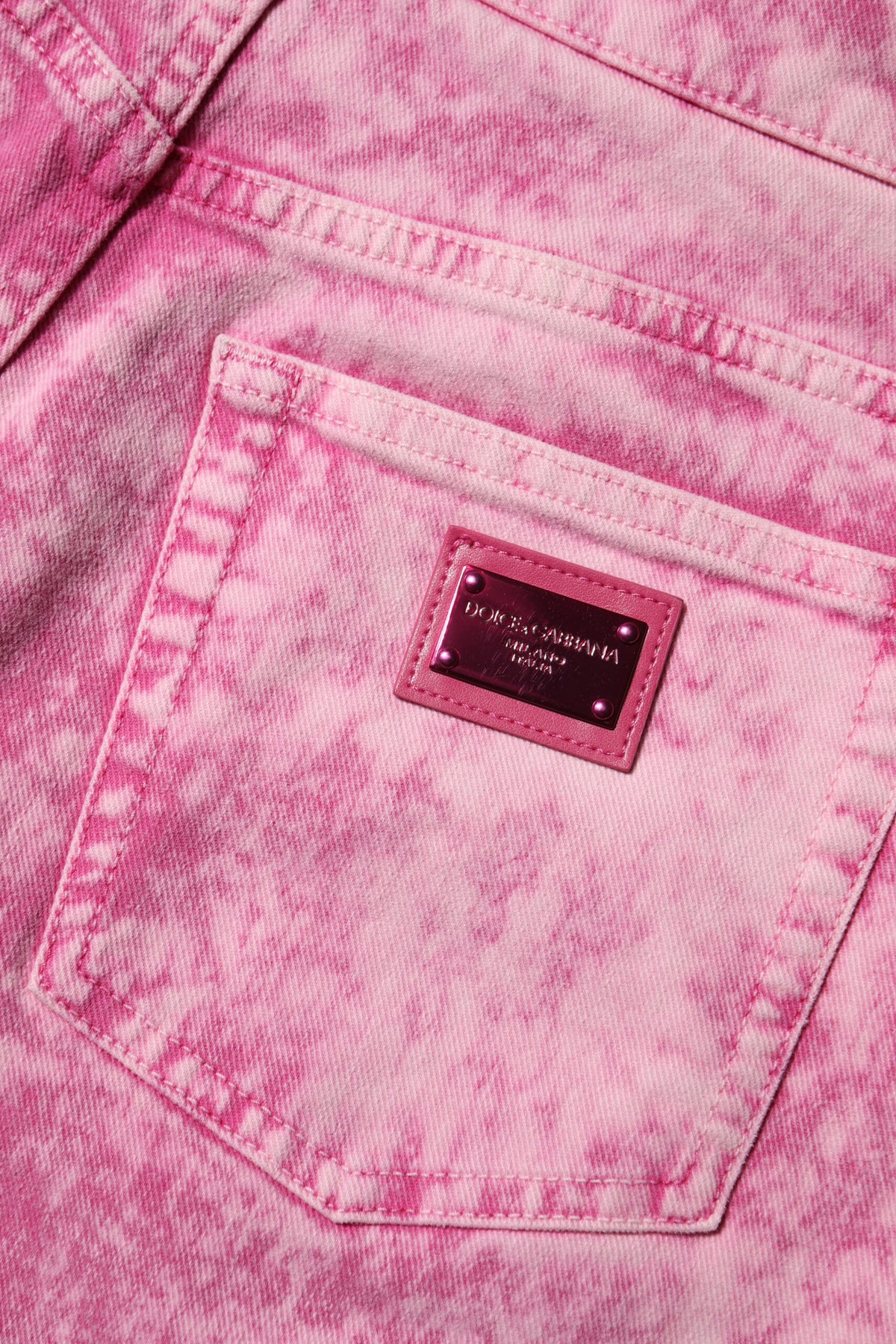 Dolce &amp; Gabbana – Hoch taillierte, schmal zulaufende Jeans aus Denim in Rosa mit Batikmuster 