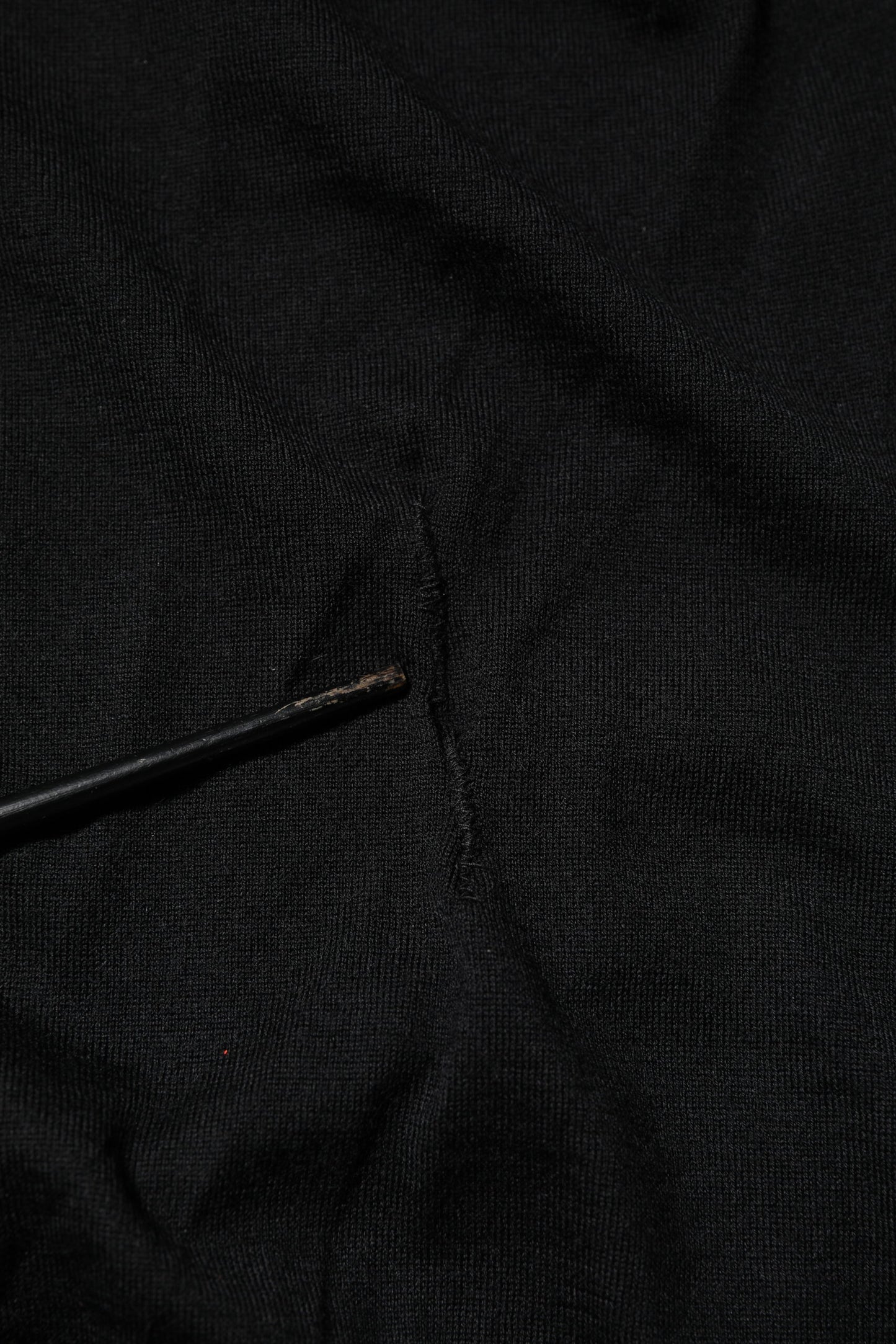 Dolce &amp; Gabbana – Schwarzes, langärmliges T-Shirt aus Kaschmir mit V-Ausschnitt