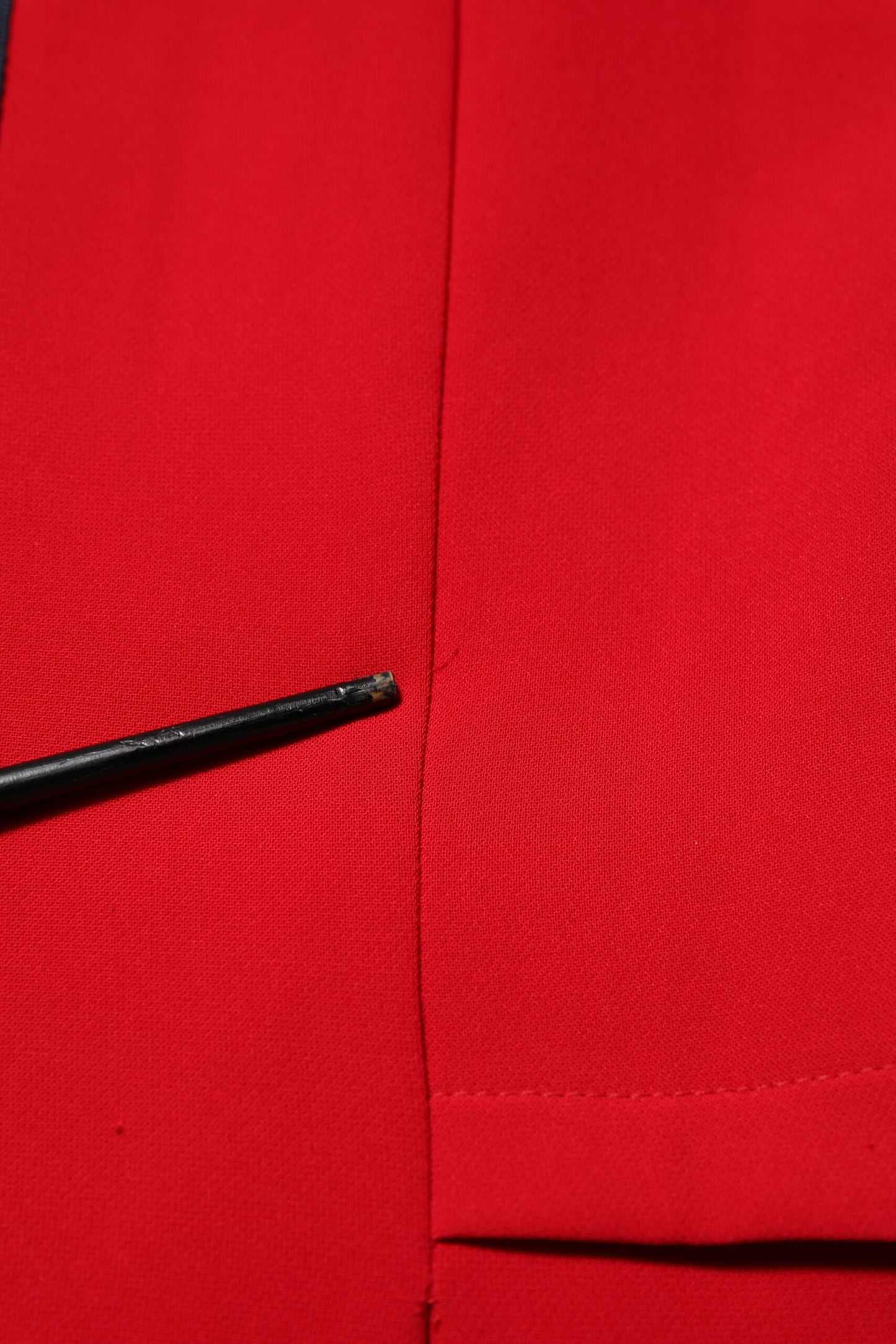 Armani Exchange – Rotes Etuikleid mit langen Ärmeln über dem Knie