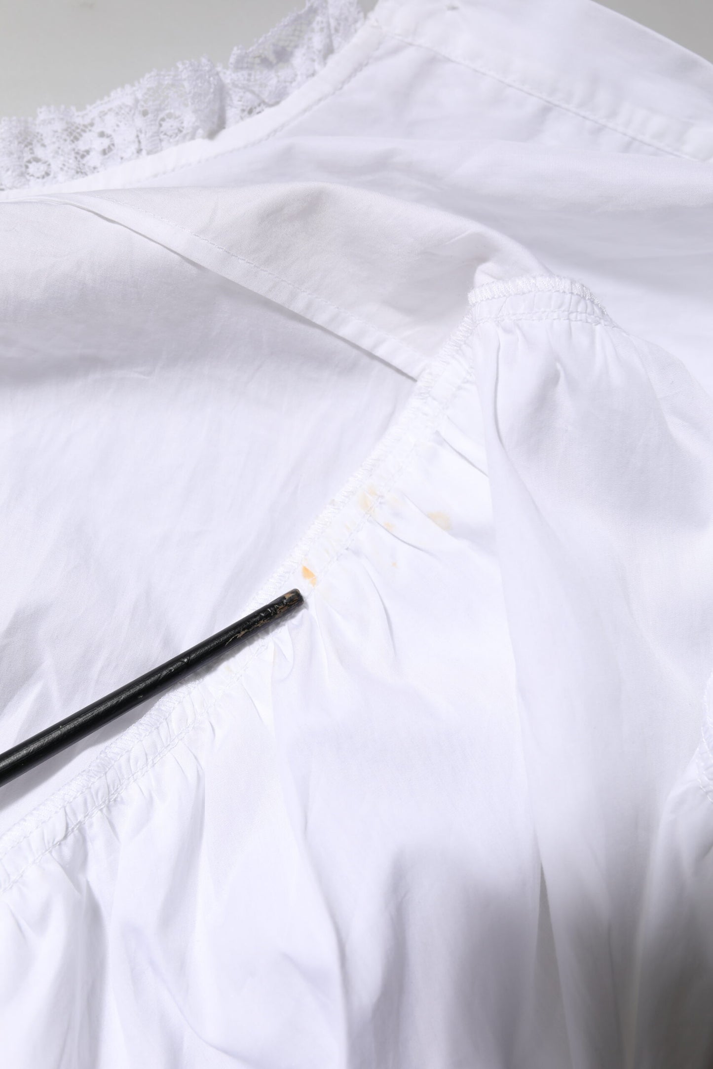 Dolce &amp; Gabbana – Weißes Blusenoberteil mit Rüschen und Spitzenverzierung