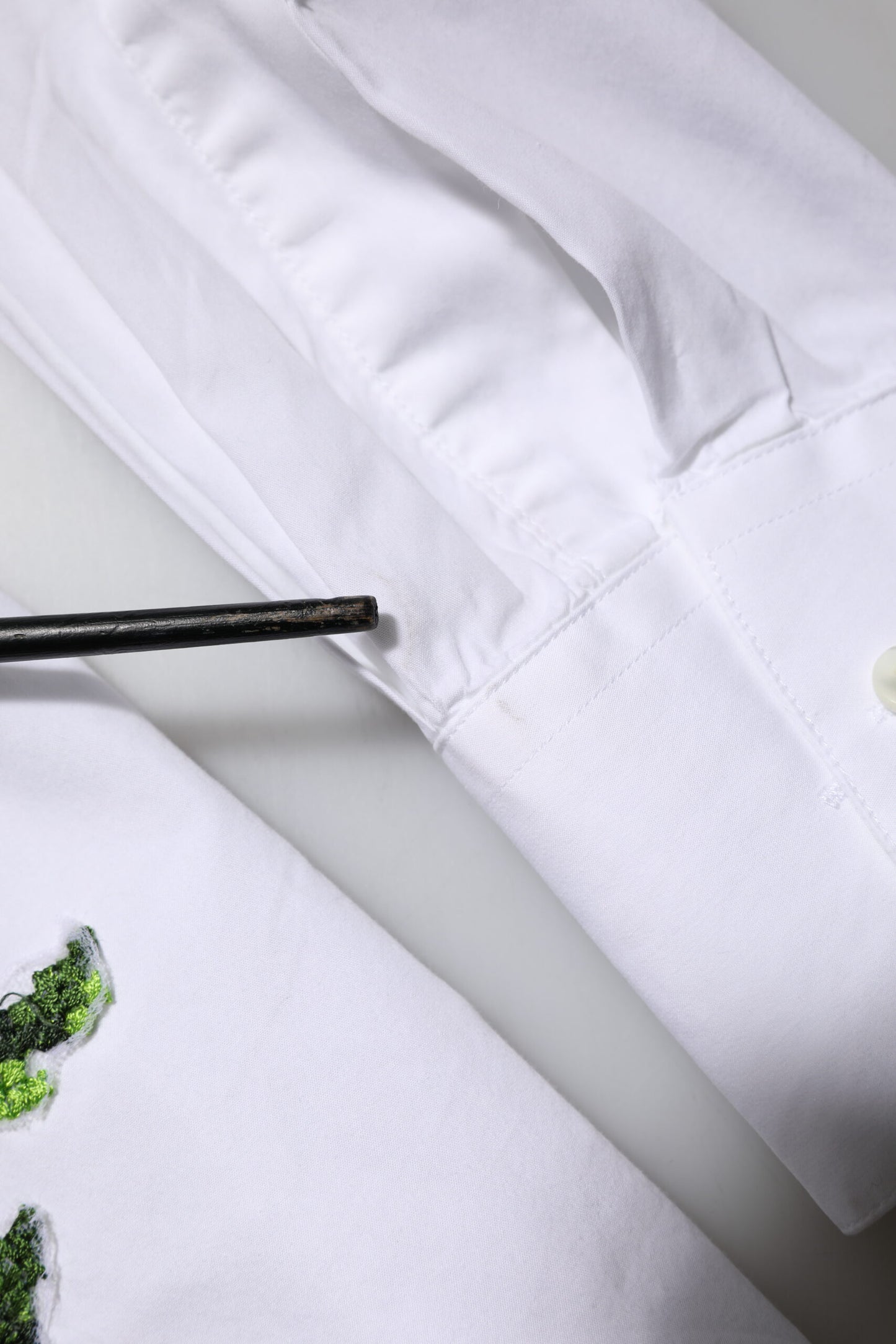 Dolce &amp; Gabbana – Weißes Hemd mit Kragen und Rosenstickerei