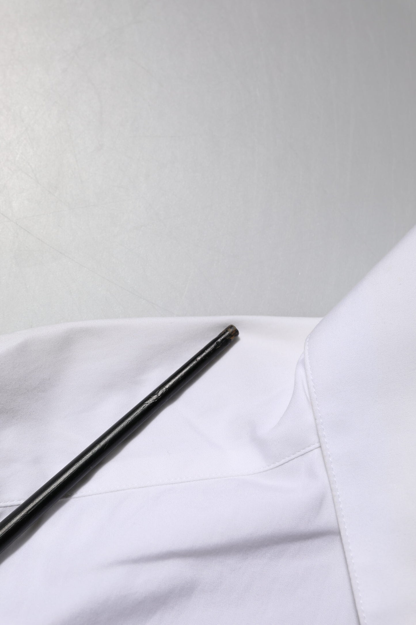 Dolce &amp; Gabbana – Weißes Hemdoberteil mit Kristallverzierung und Kragen