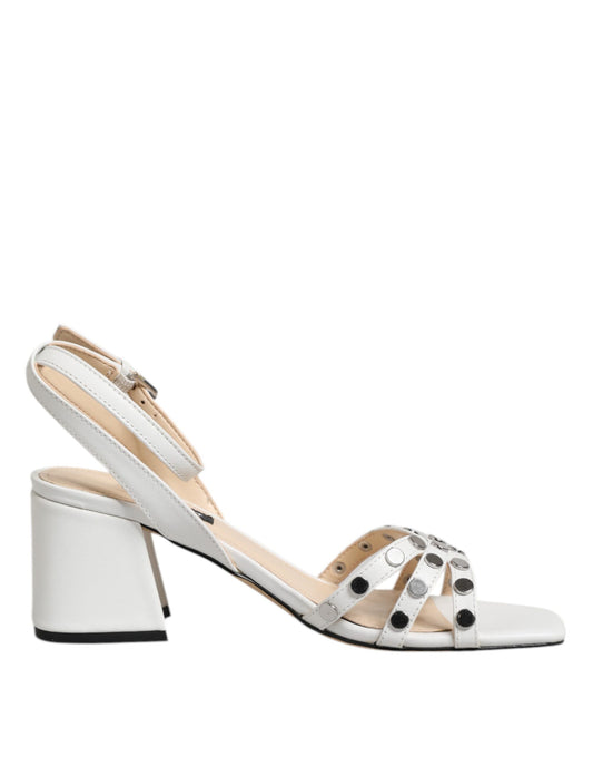 Nine West – Weiße Sandalen mit Blockabsatz und Nieten und Wickelriemen