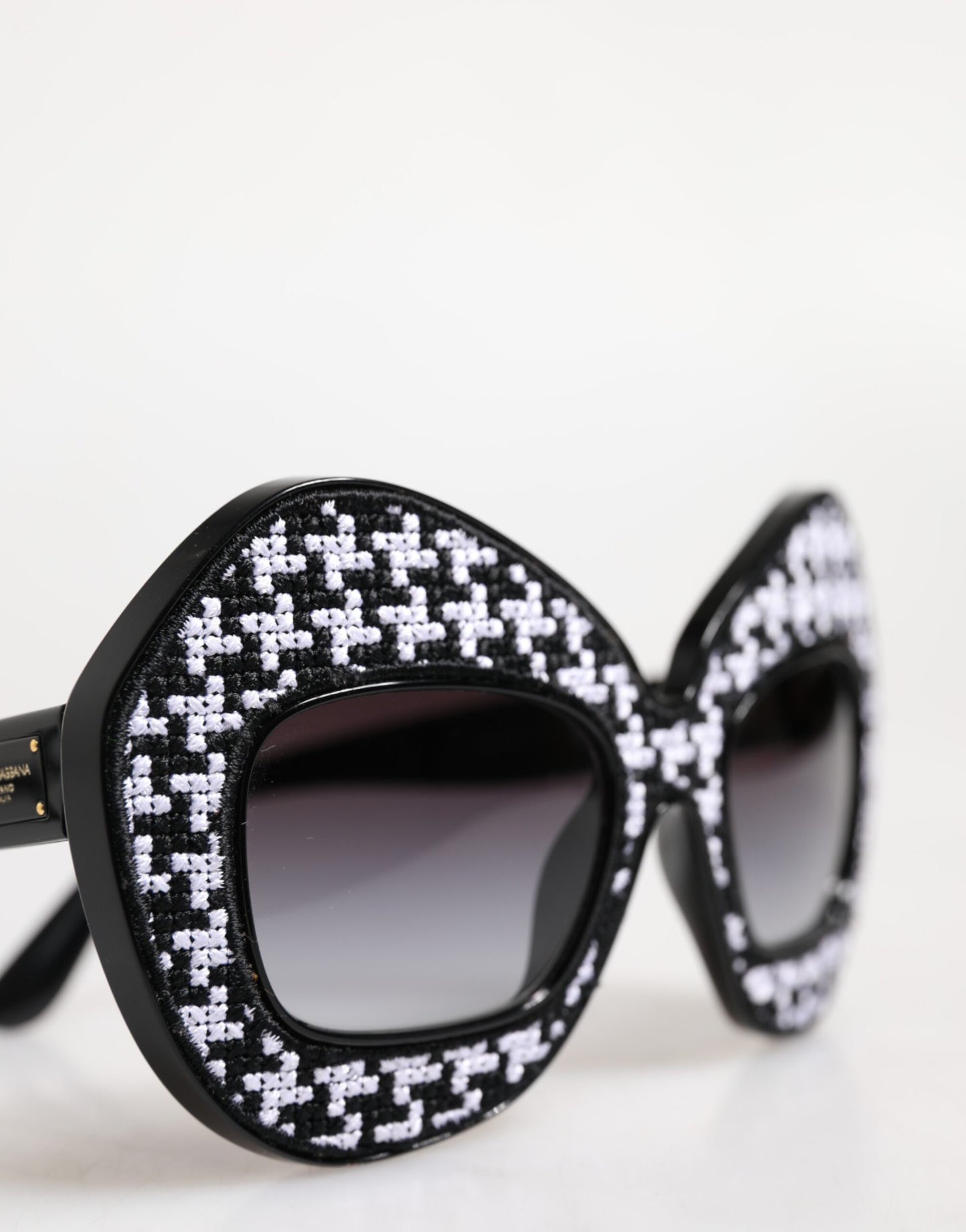 Dolce &amp; Gabbana – Übergroße Sonnenbrille mit PIED DE POULE-Print in Schwarz und Weiß