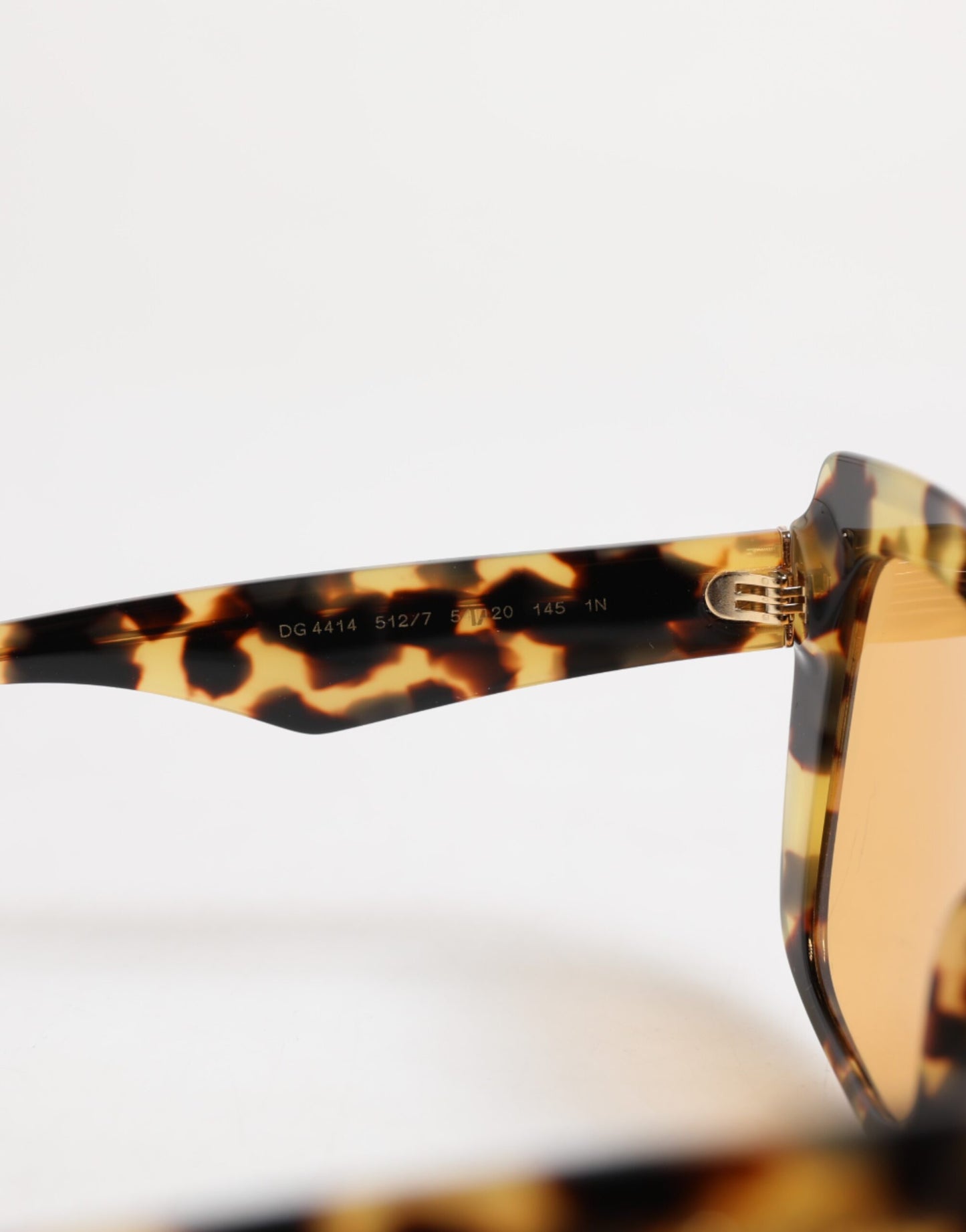 Dolce &amp; Gabbana – Eckige Sonnenbrille mit Leopardenmuster in Schwarz und Gelb in Havanna