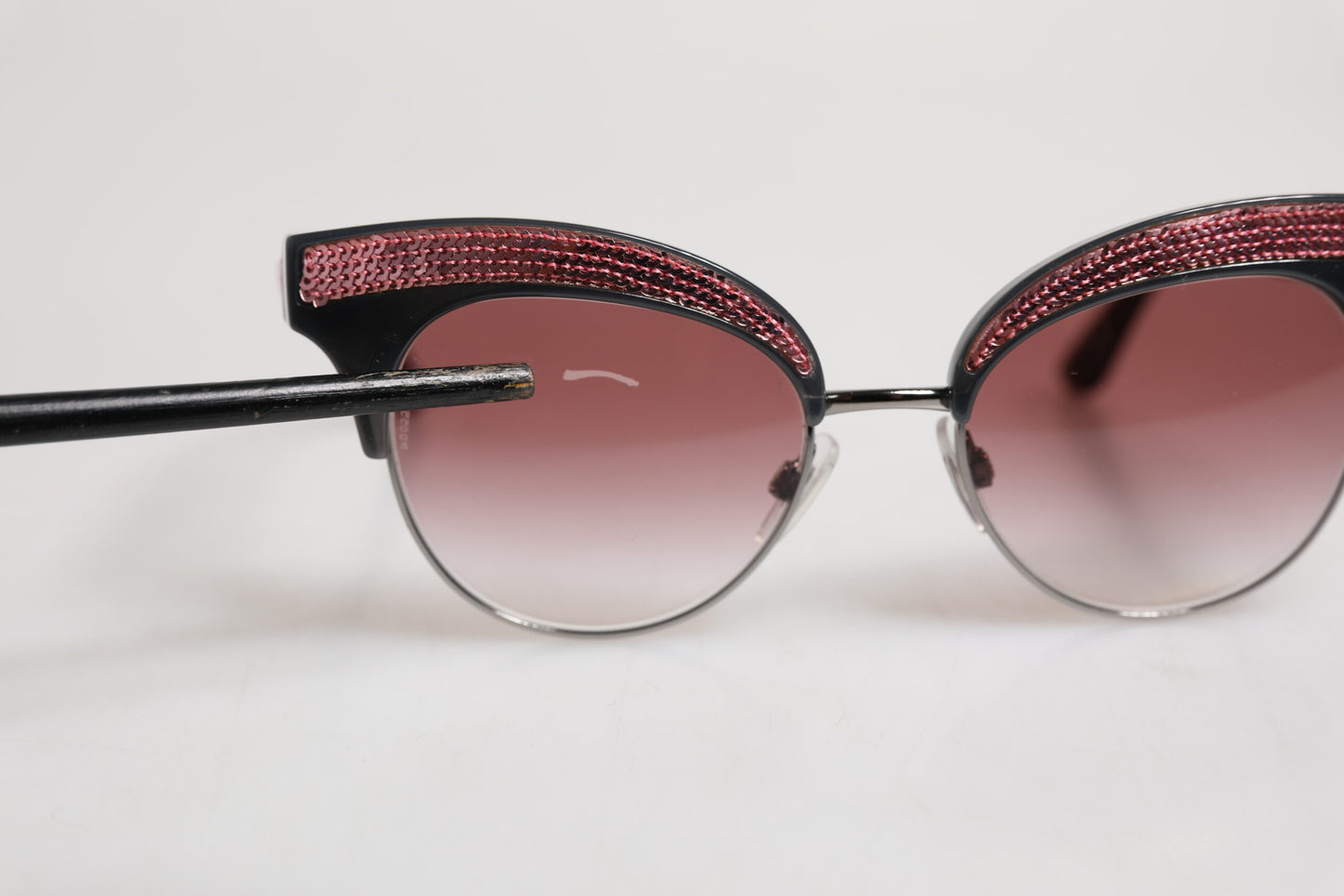 Dolce &amp; Gabbana – Cat-Eye-Sonnenbrille mit Pailletten in Schwarz und Rosa, verspiegelt, DG6109