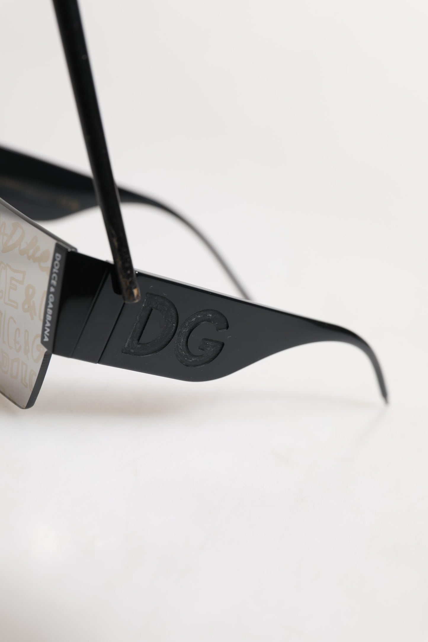 Dolce &amp; Gabbana Sonnenbrille mit schwarzem Metallrahmen und DNA-Graffiti-Motiv DG2233