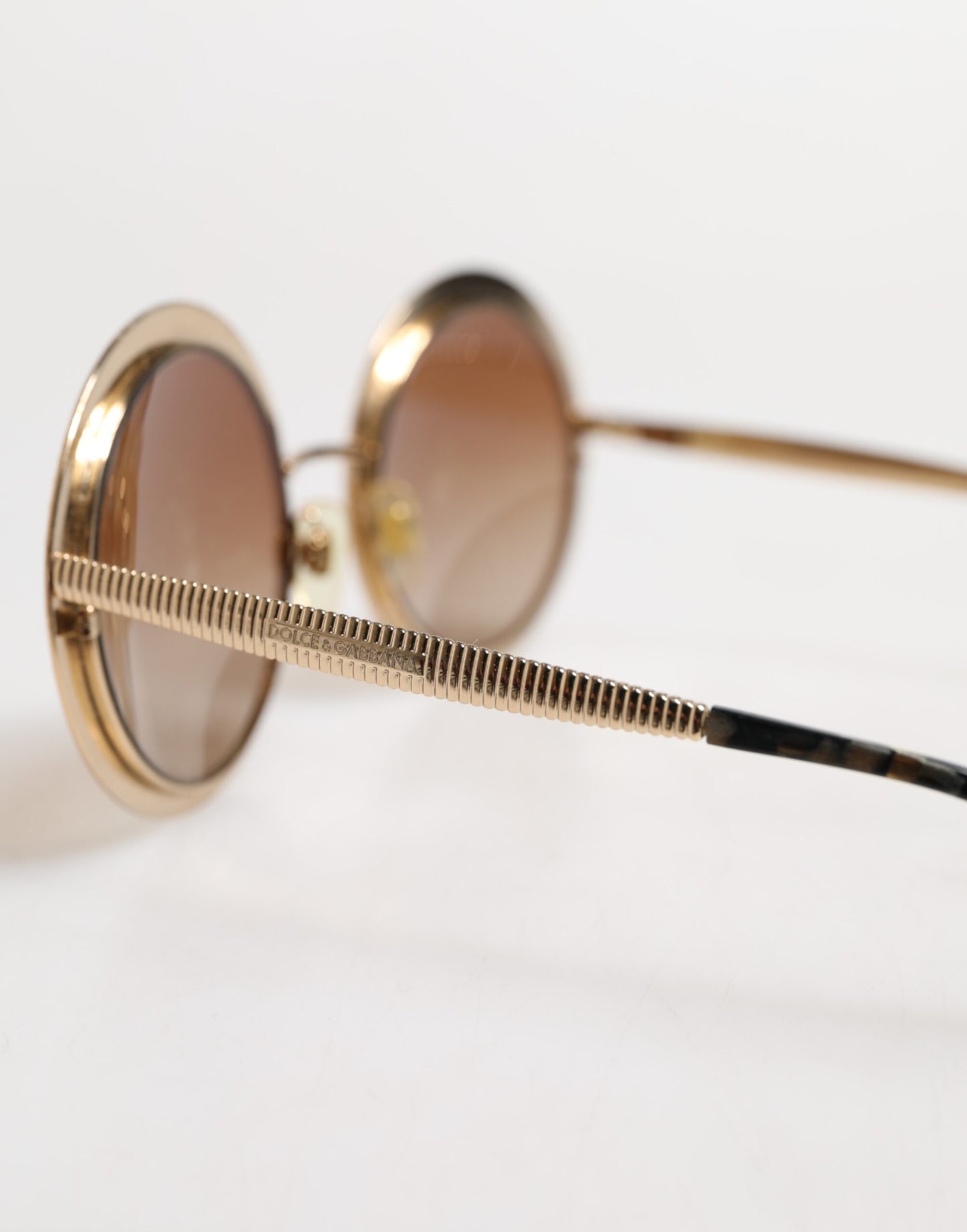 Dolce &amp; Gabbana Sonnenbrille mit rundem Rahmen in Goldbraun mit Farbverlauf DG2179