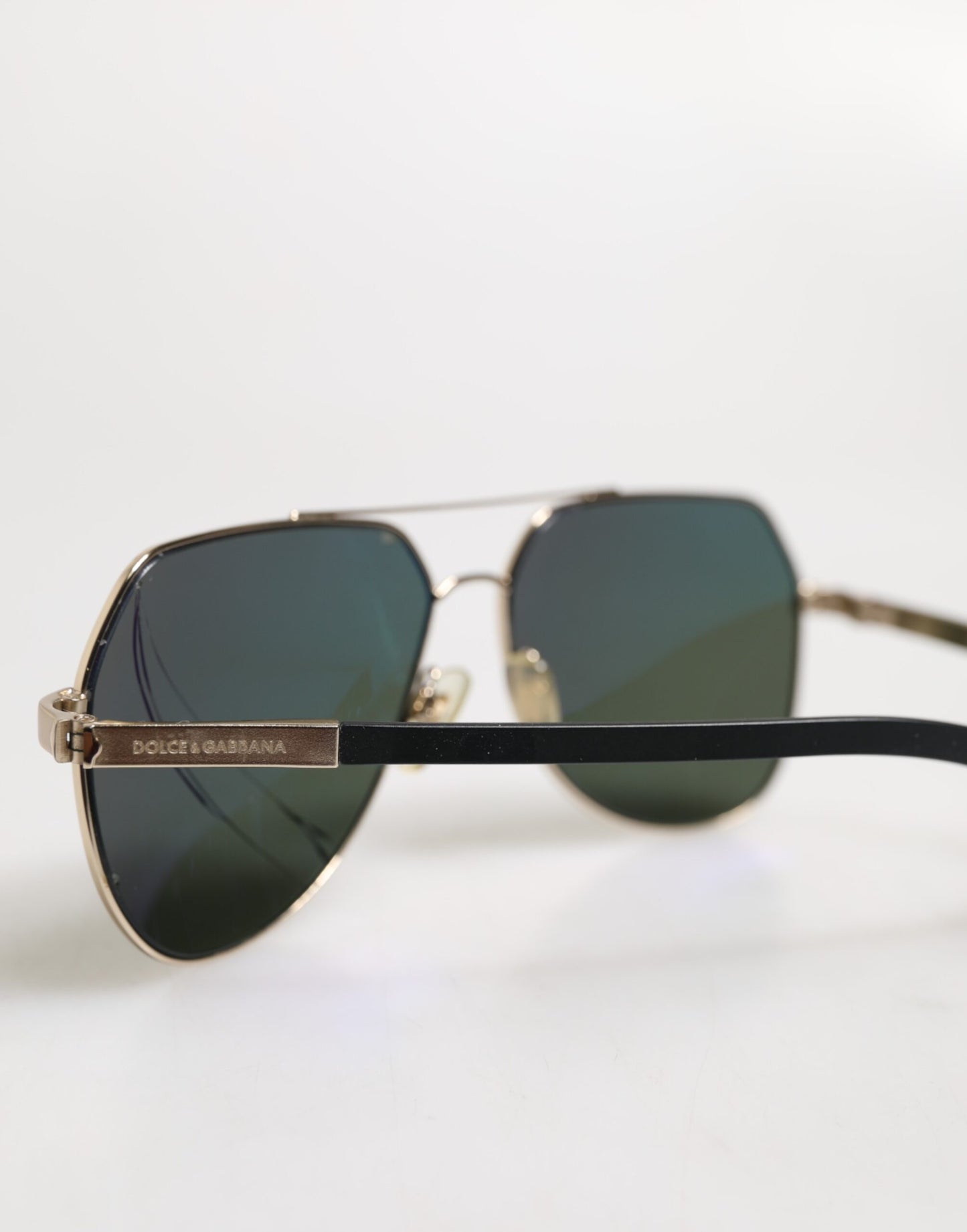 Dolce &amp; Gabbana – Sonnenbrille DG2133K aus polarisiertem Stahl mit 18 Karat Goldbeschichtung in Schwarz
