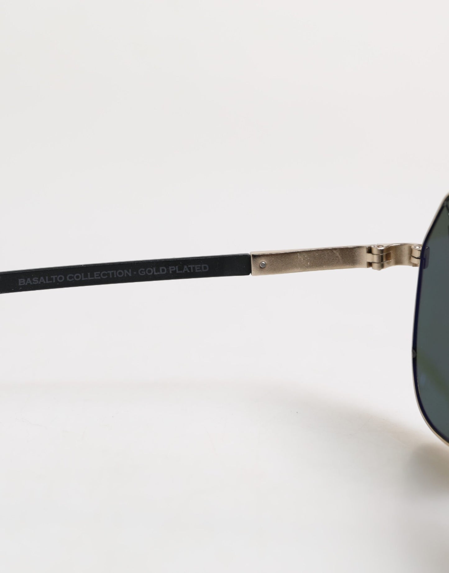 Dolce &amp; Gabbana – Sonnenbrille DG2133K aus polarisiertem Stahl mit 18 Karat Goldbeschichtung in Schwarz
