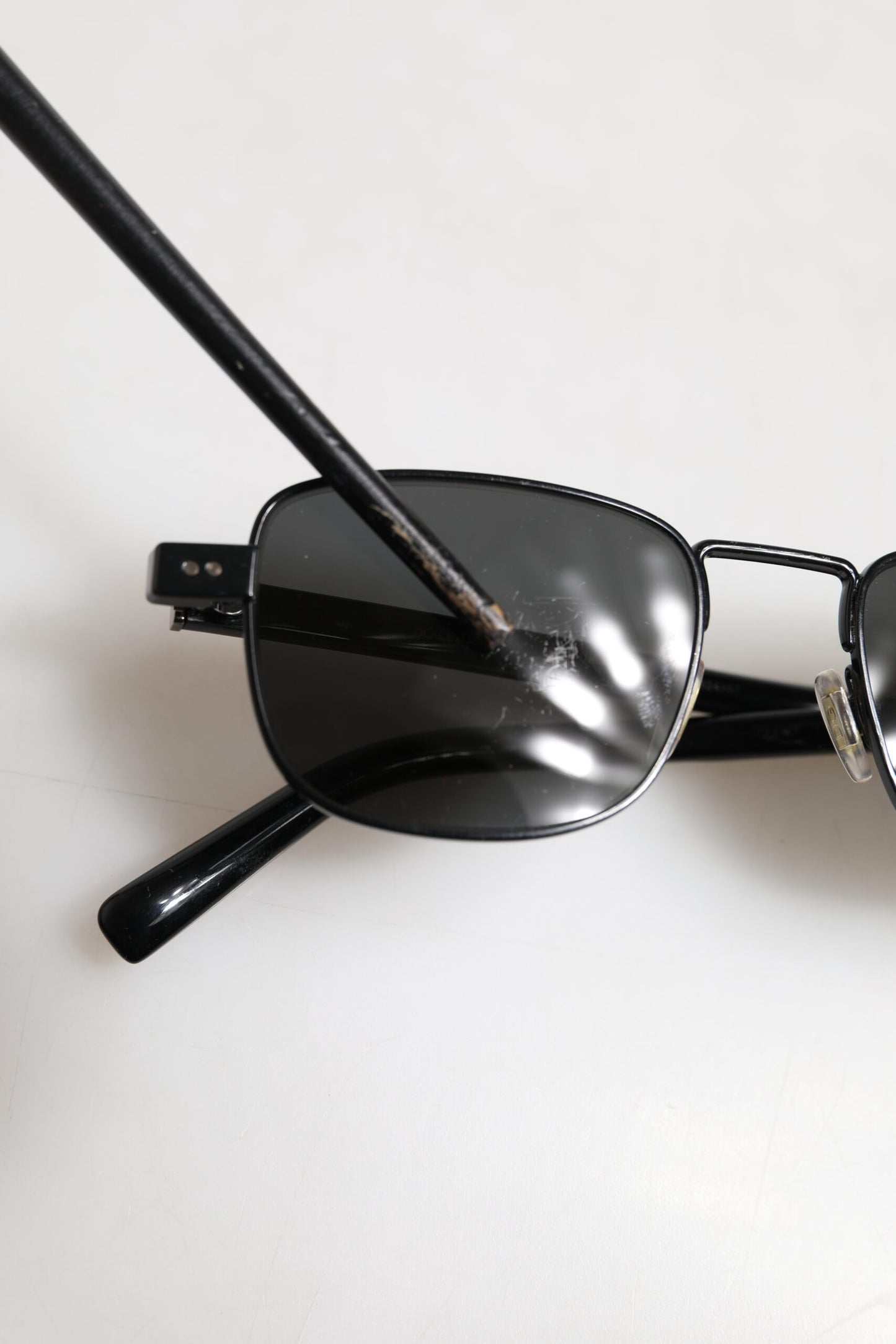 Dolce &amp; Gabbana Sonnenbrille mit schwarzem Metallrahmen und quadratischen Gläsern, DG2222