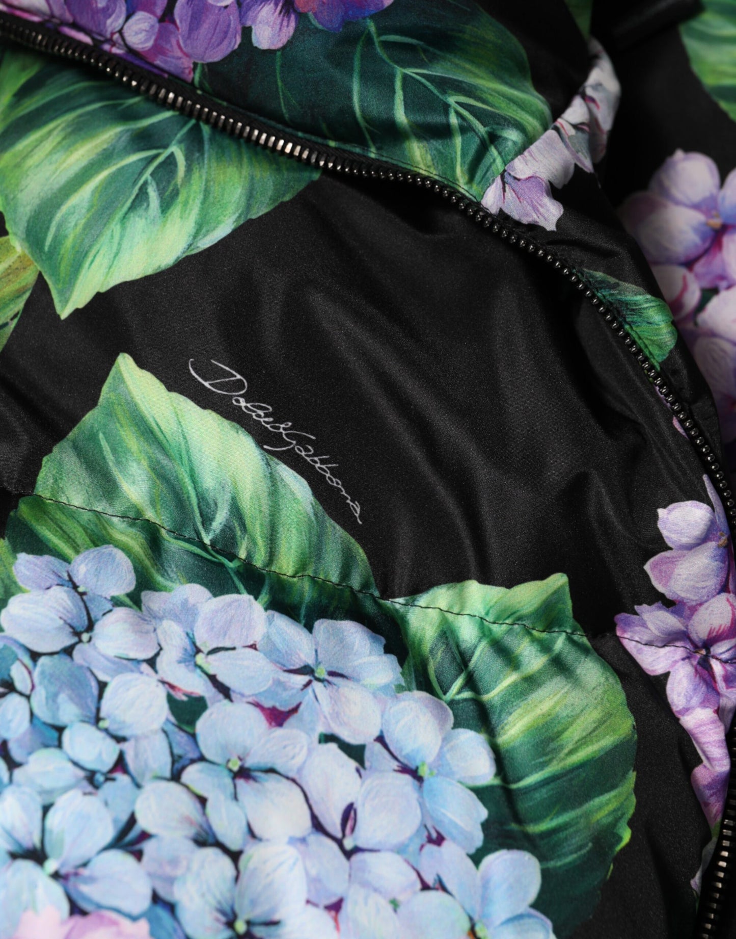 Dolce &amp; Gabbana – Puffer-Steppjacke mit mehrfarbigem Blumendruck