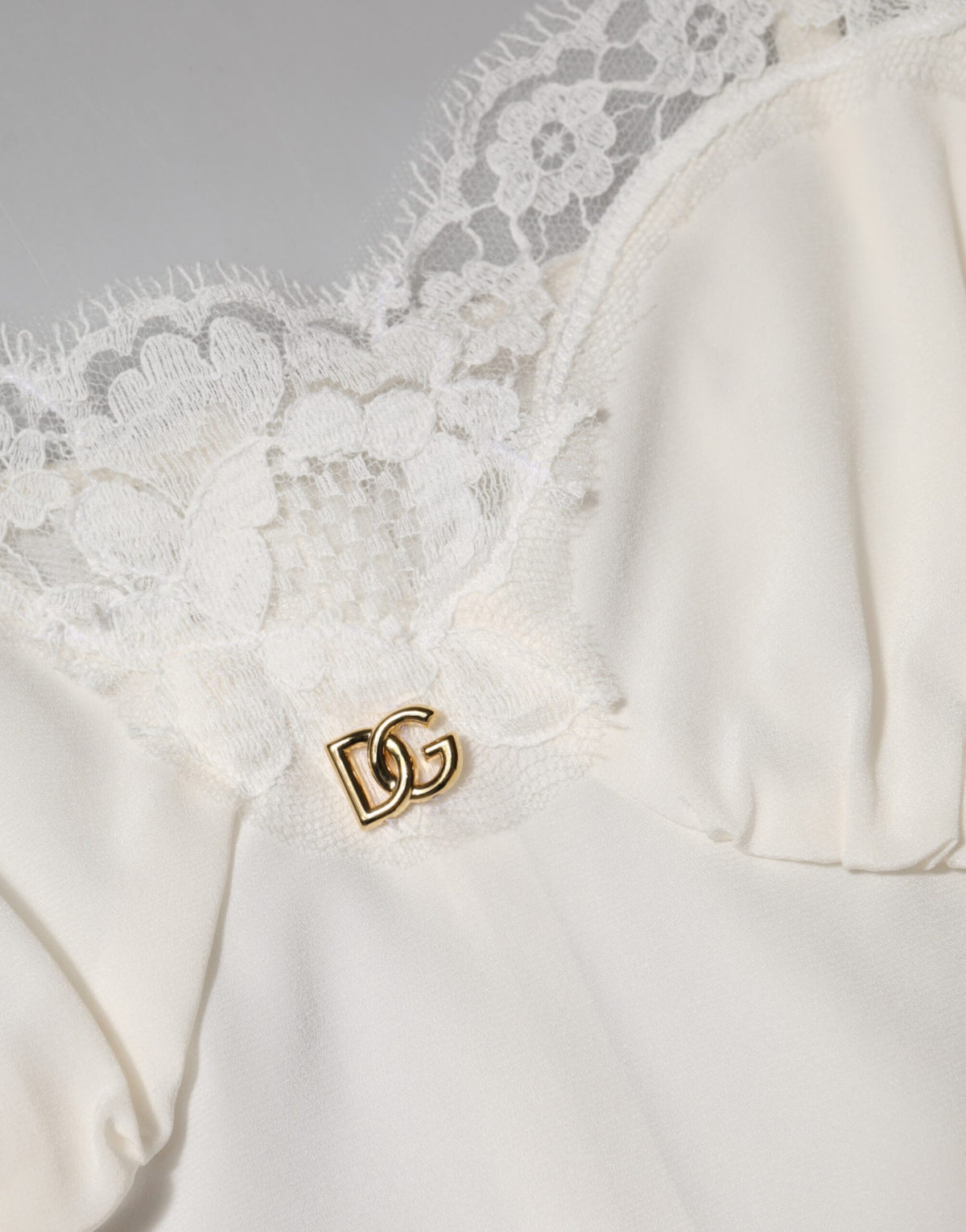 Dolce &amp; Gabbana – Nachtwäsche aus Seide mit weißem Spitzen- und goldenem DG-Logo