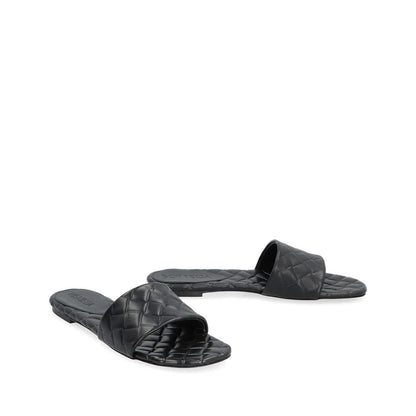 Bottega Veneta Pantoletten aus schwarzem Lammleder