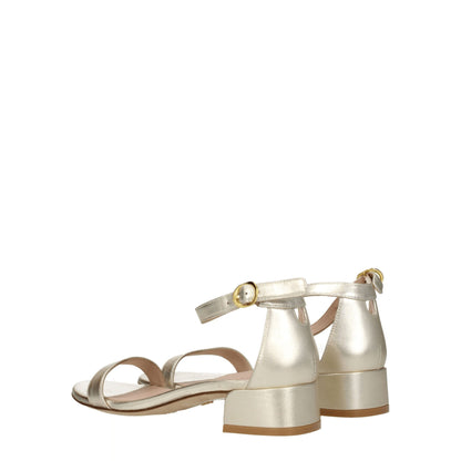 Stuart Weitzman Flache Sandalen aus goldenem Leder