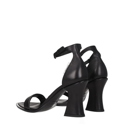 Premiata Flache Sandalen aus schwarzem Leder