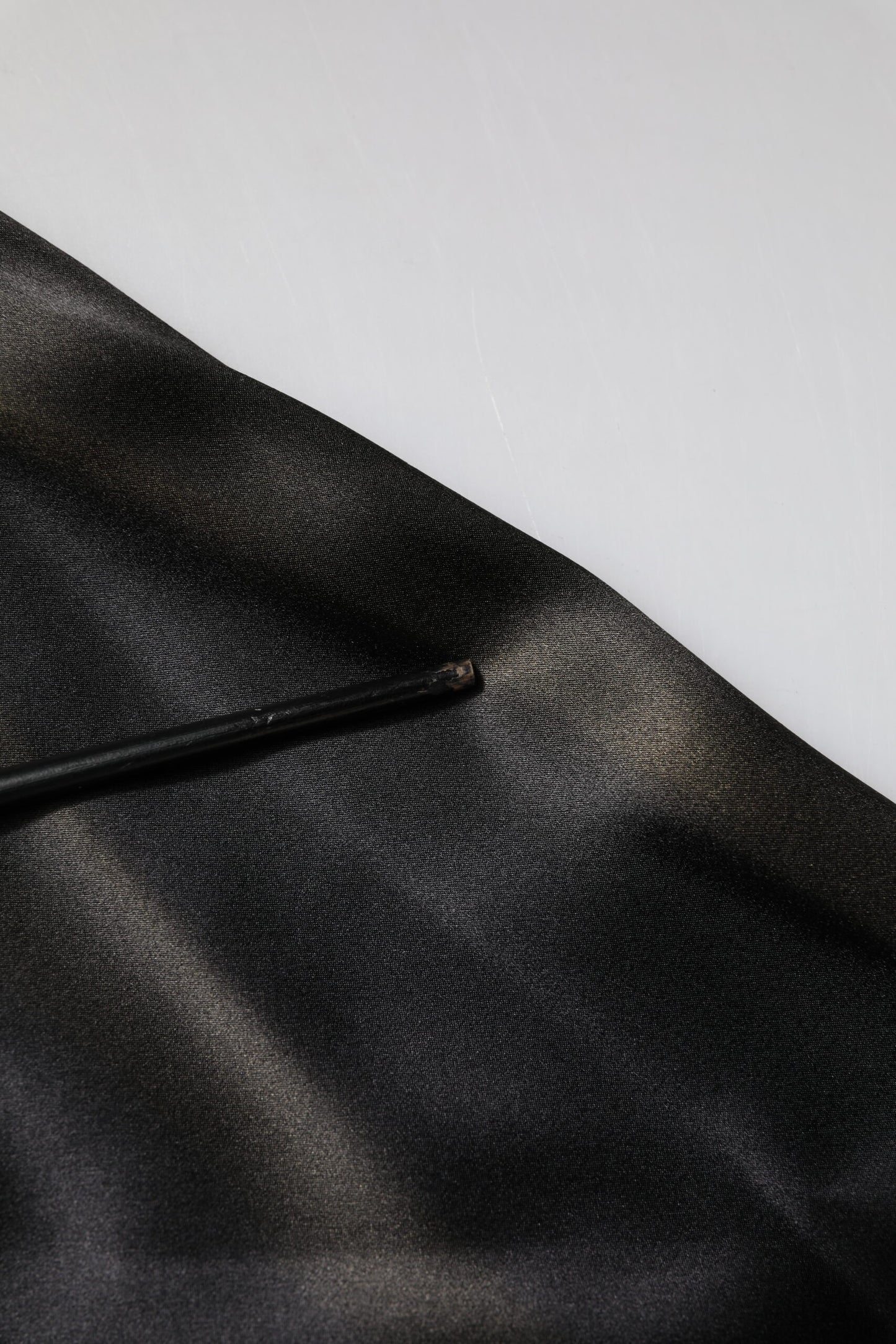 Dolce &amp; Gabbana – Blusenoberteil aus schwarzer Seide mit Ascot-Kragen und Knöpfen