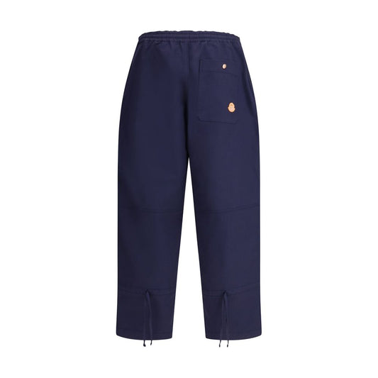 بنطلون من قماش الجبردين القطني من مجموعة Moncler x Donald Glover من مجموعة Gilga Farm من Donald Glover