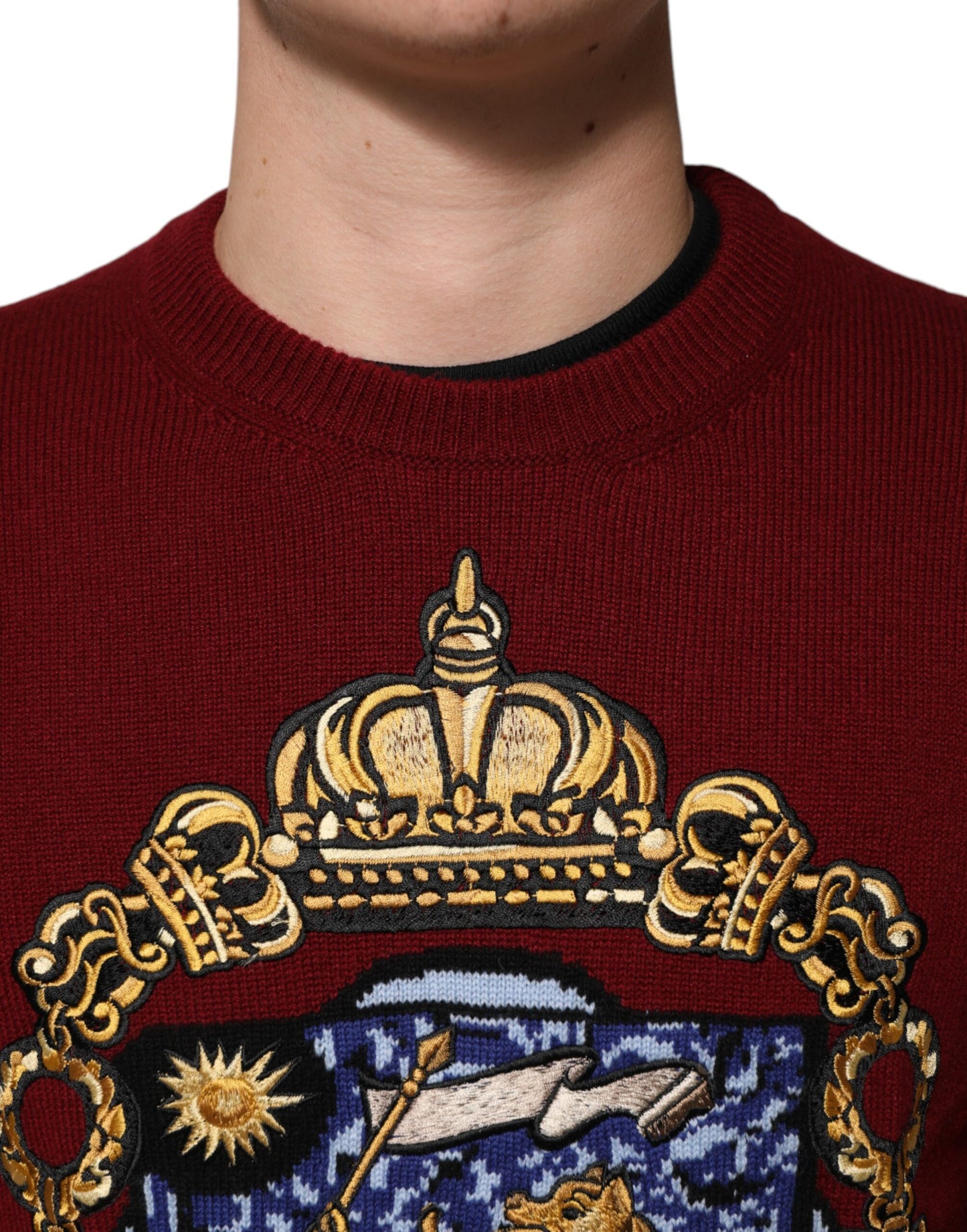 Dolce &amp; Gabbana Burgunderroter Kaschmirpullover mit Löwenwappen