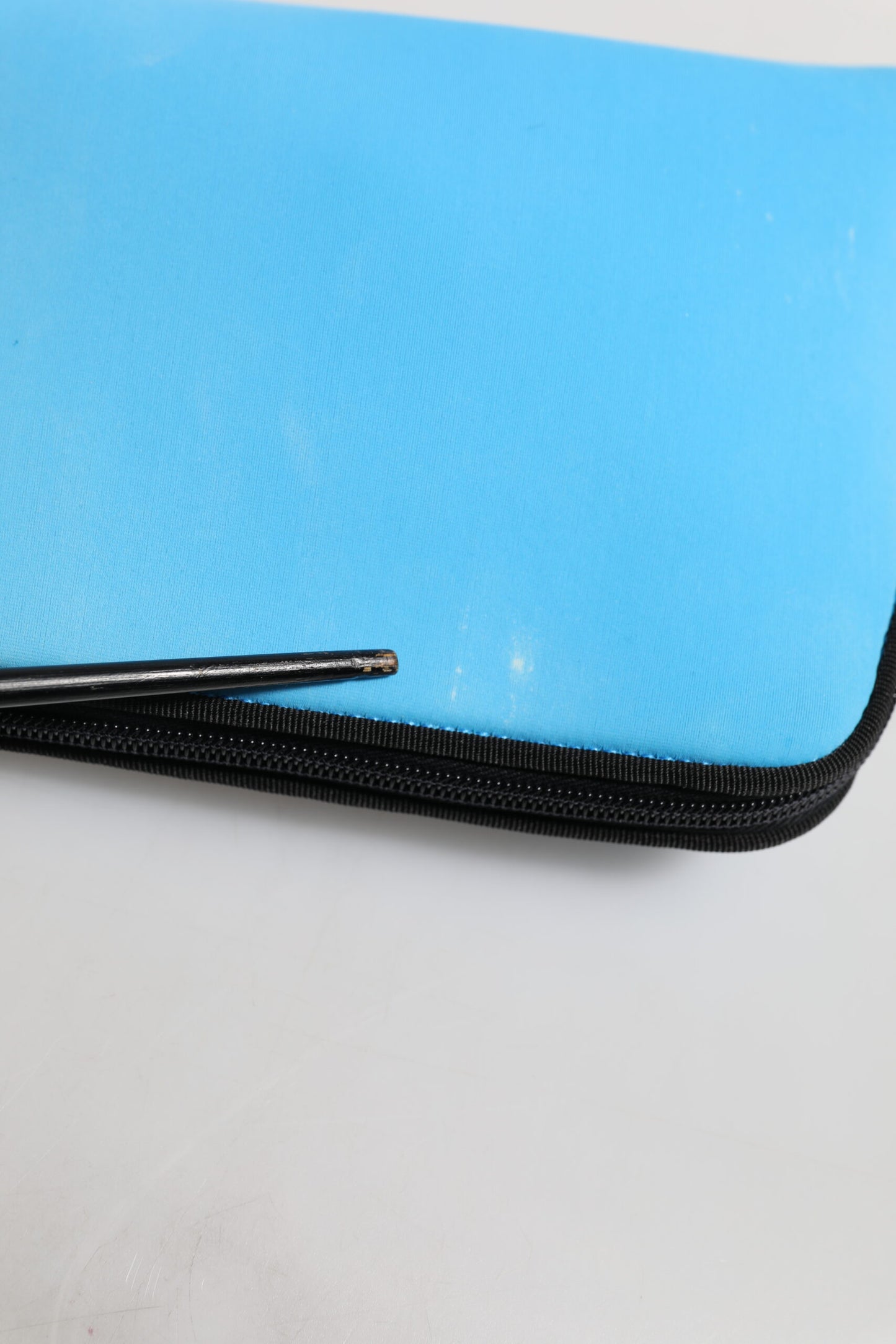 Dolce &amp; Gabbana, blaue Clutch aus Nylon mit DG-Logo-Print und Reißverschluss